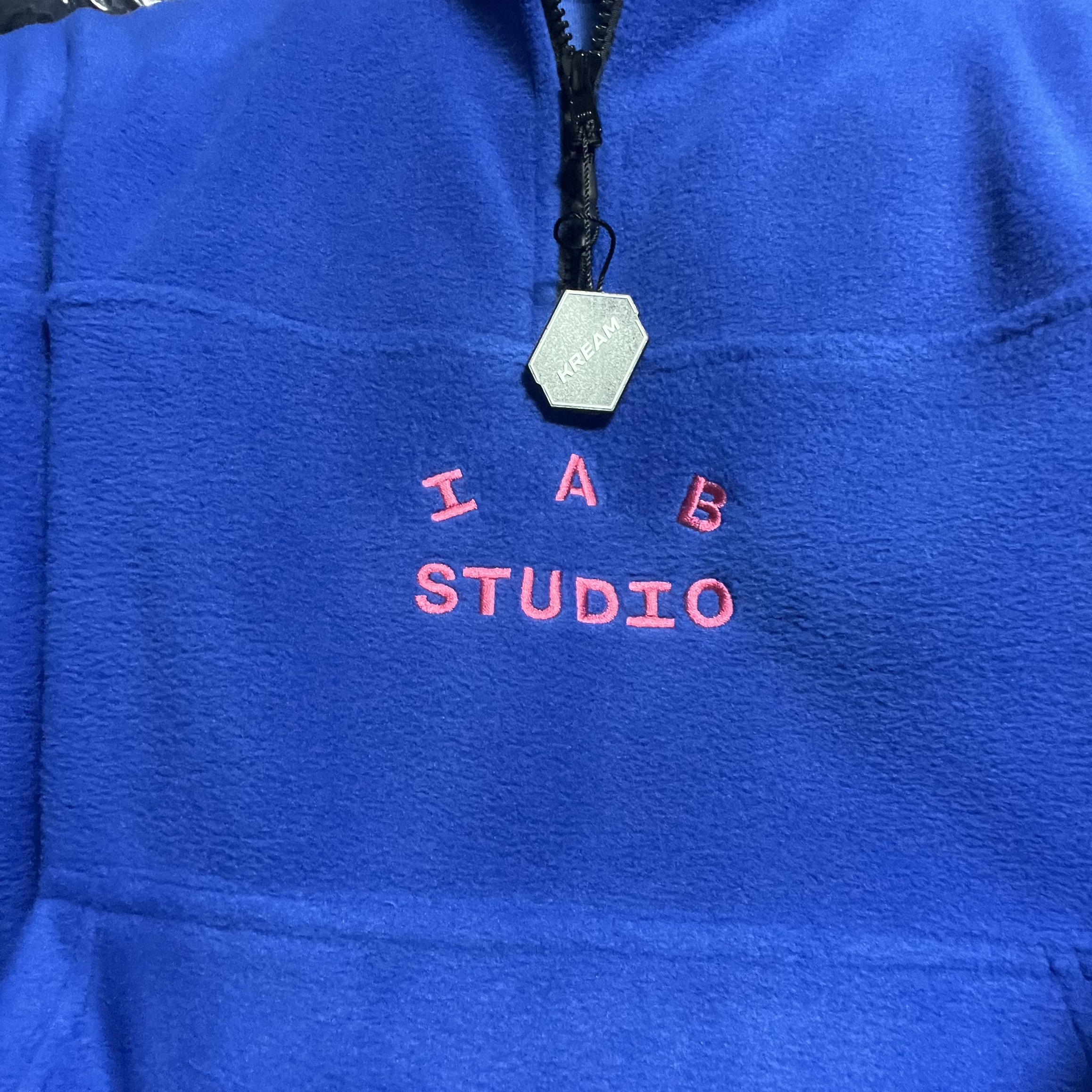 IAB Studio x Thor Fleece Blue Pink 착용 스타일 - 3