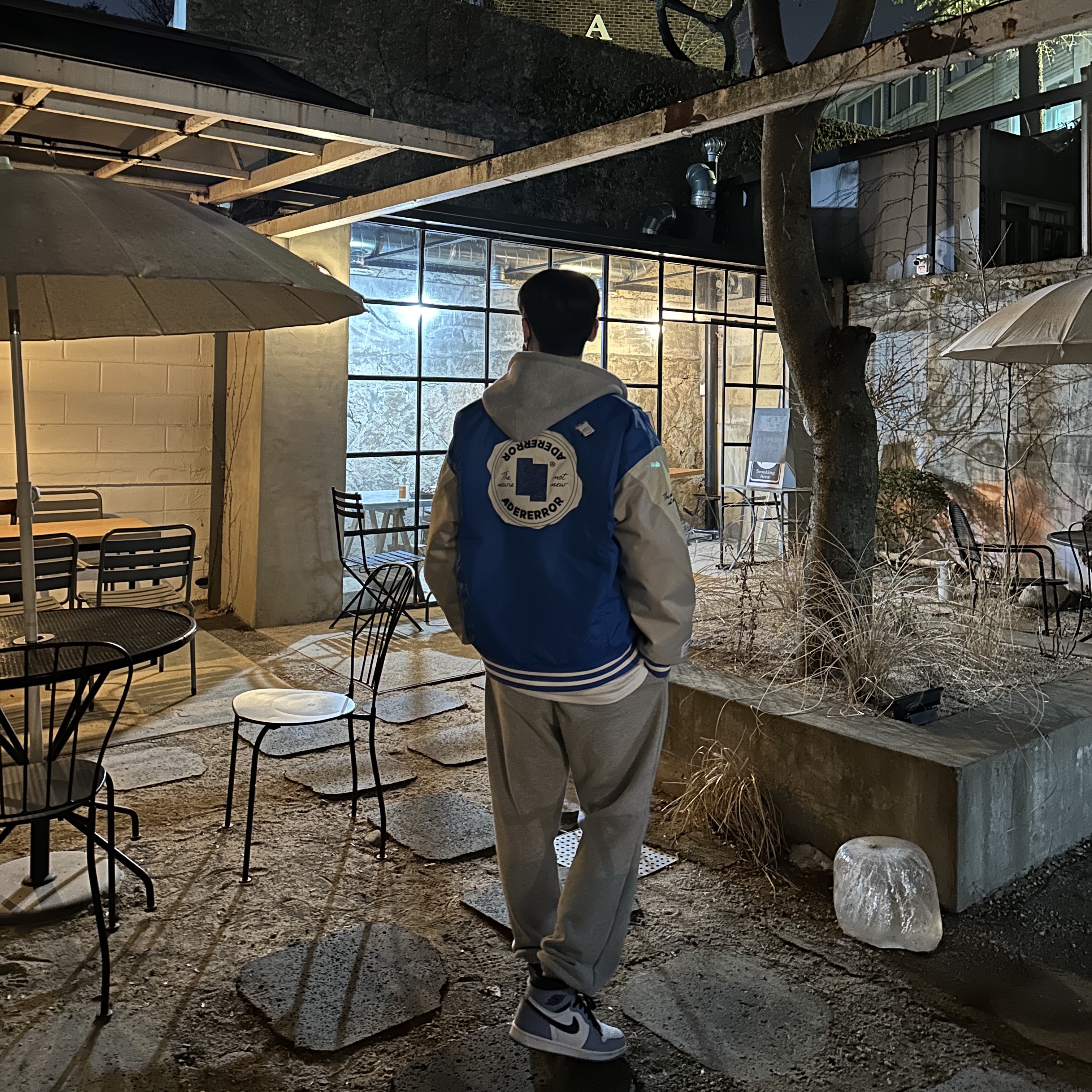 Converse x Ader Error Shapes Varsity Jacket Cobalt, Jordan 1 Retro High OG University Blue 착용 스타일