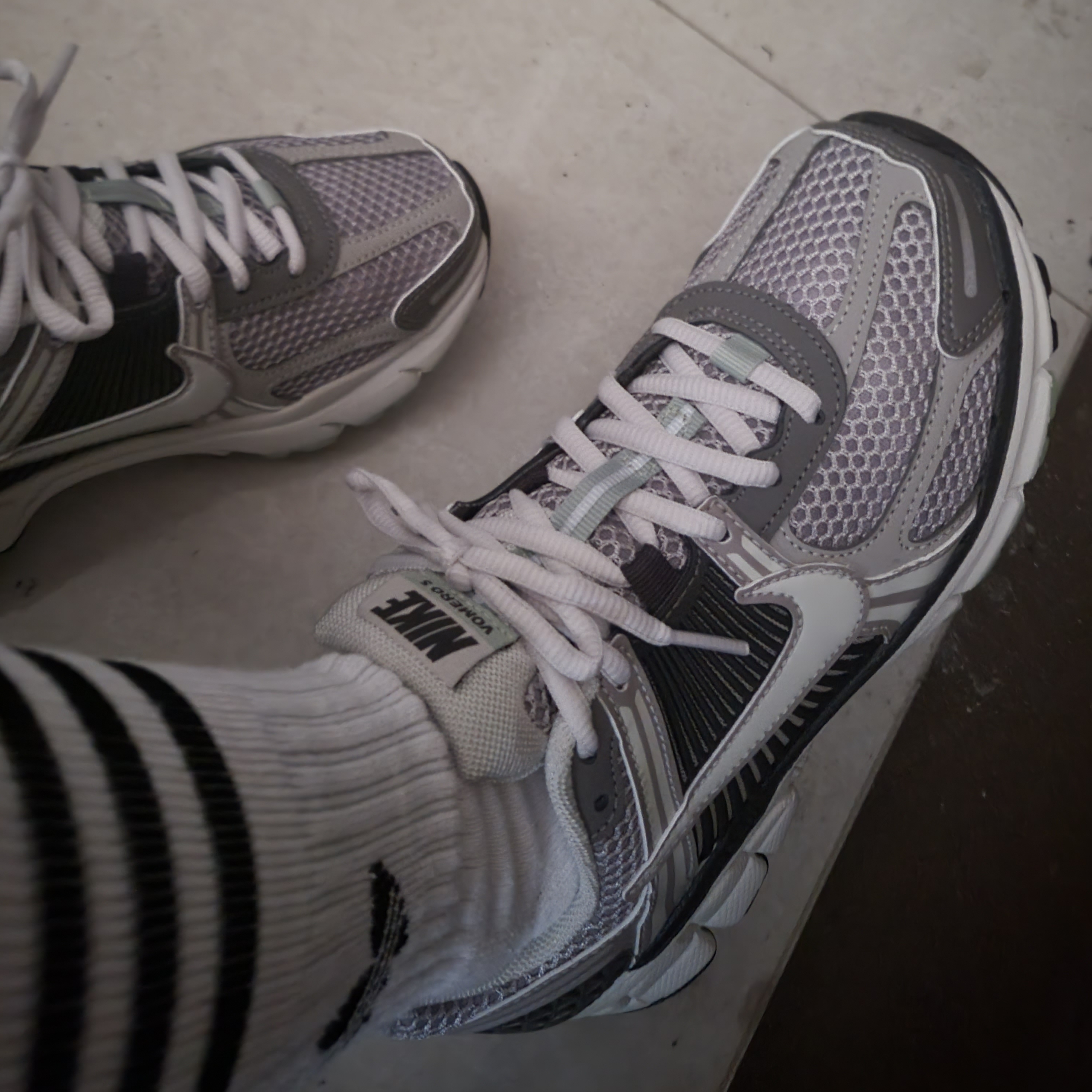 (W) Nike Zoom Vomero 5 Cobblestone and Flat Pewter 착용 스타일