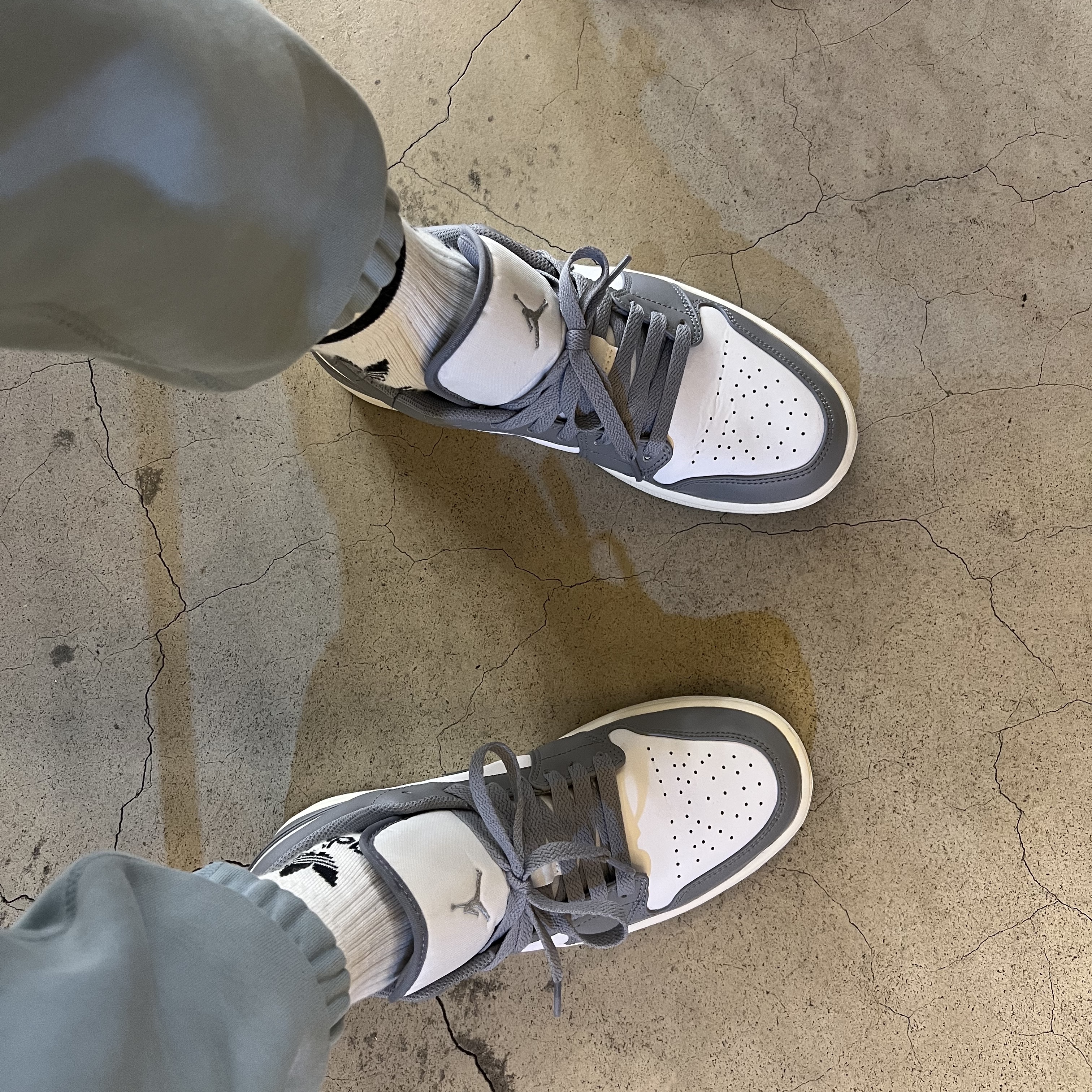 Jordan 1 Low Stealth and White 착용 스타일 - 2