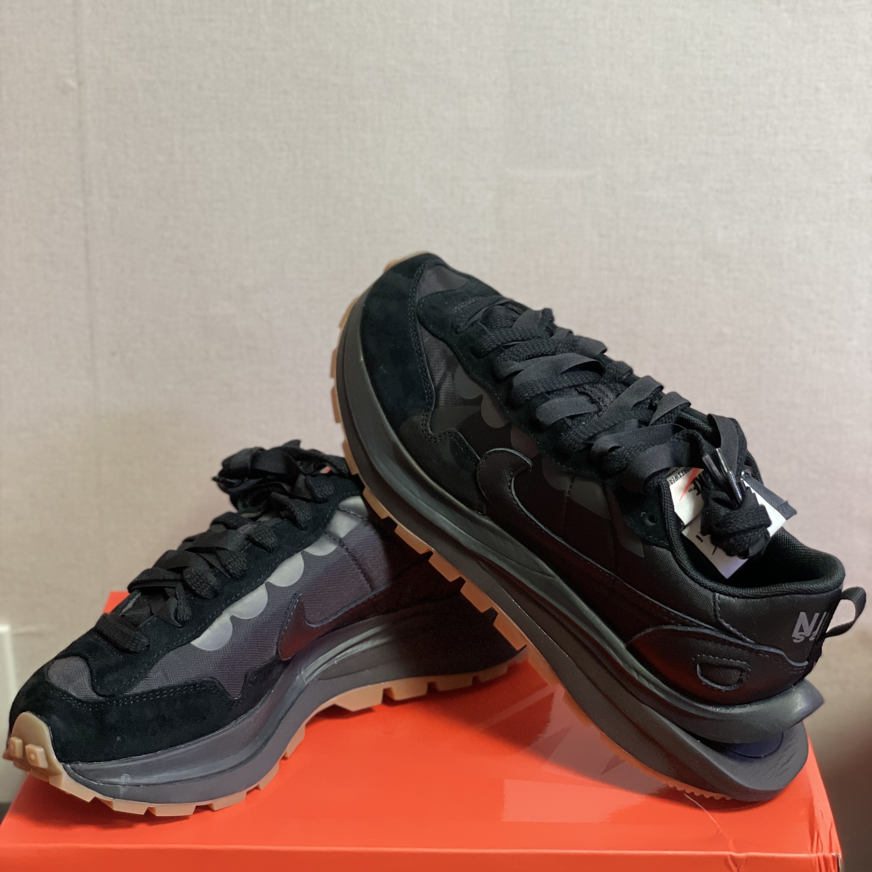 Nike x Sacai VaporWaffle Black and Gum 착용 스타일 - 2
