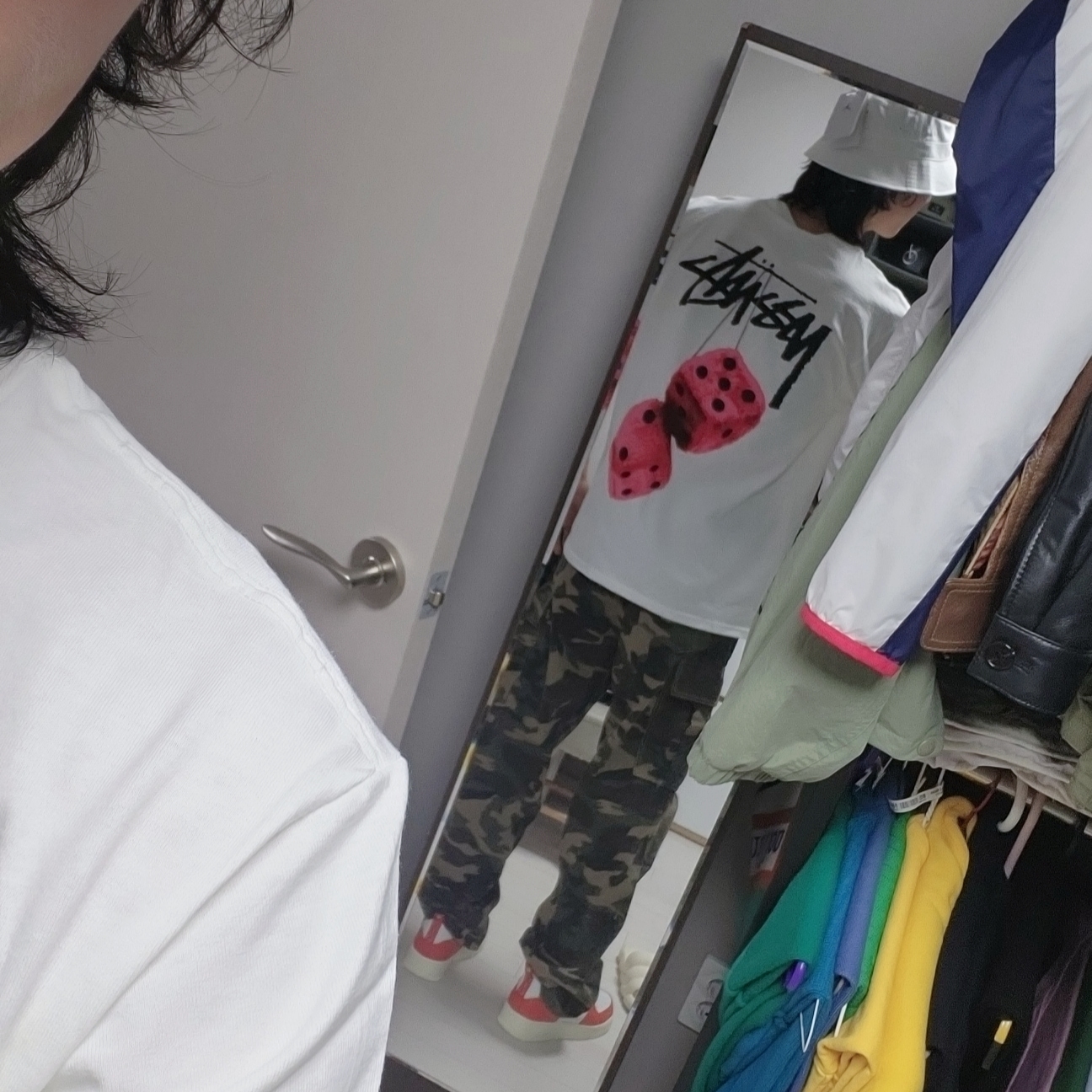 Stussy Fuzzy Dice T-Shirt White, Nike Air Force 1 '07 LV8 Pojangmacha 착용 스타일