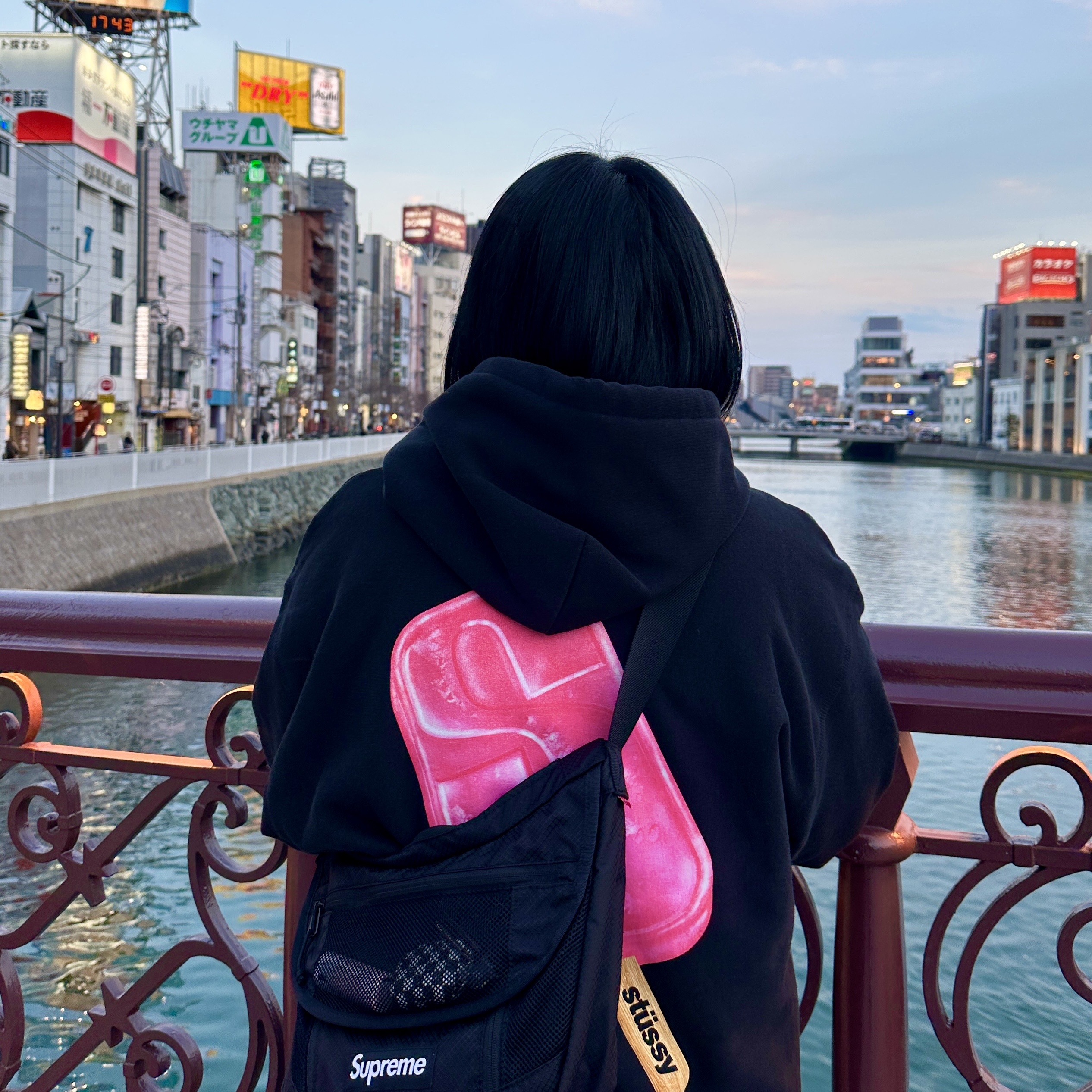 Stussy Popsicle Hoodie Black, Supreme Small Messenger Bag Black - 22SS 착용 스타일