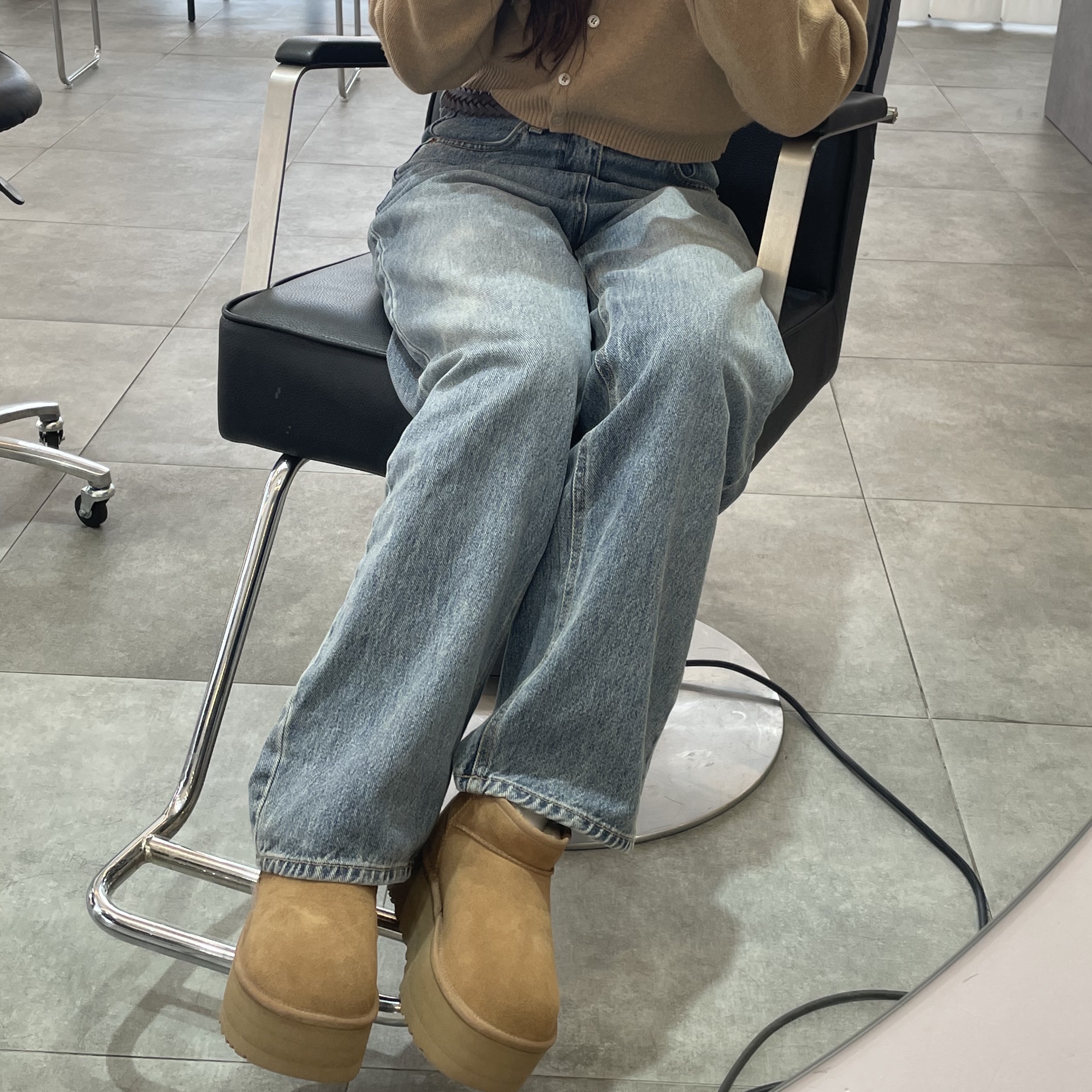 (W) UGG Classic Ultra Mini Platform Boots Chestnut 착용 스타일 - 2