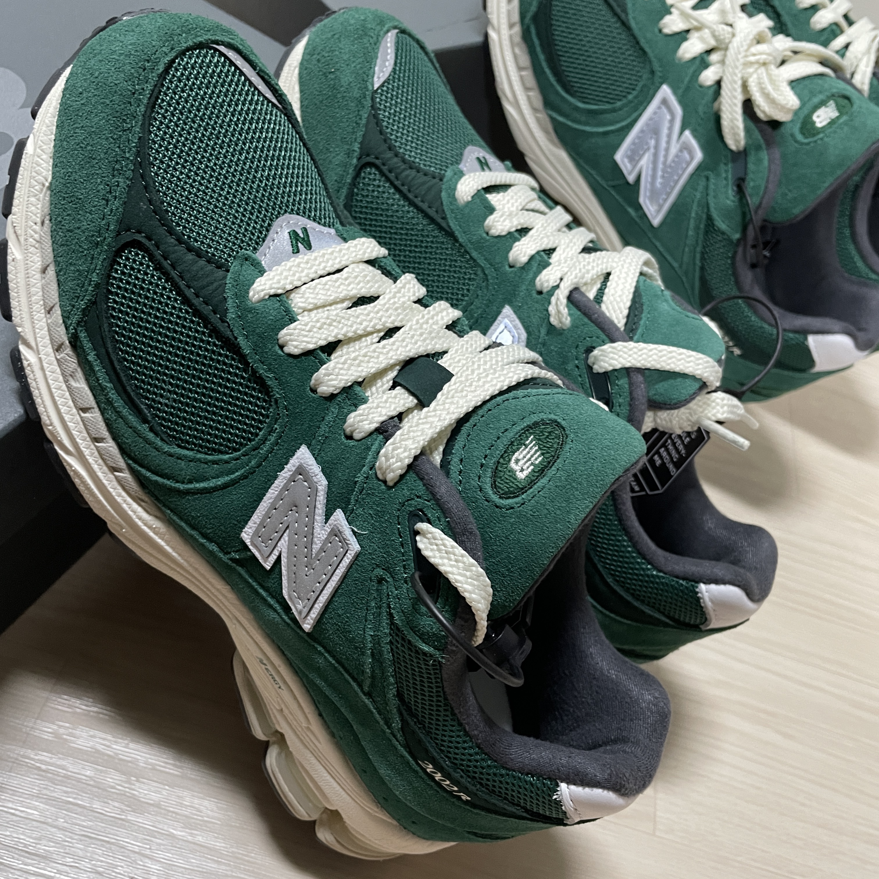 New Balance 2002R Nightwatch Green 착용 스타일