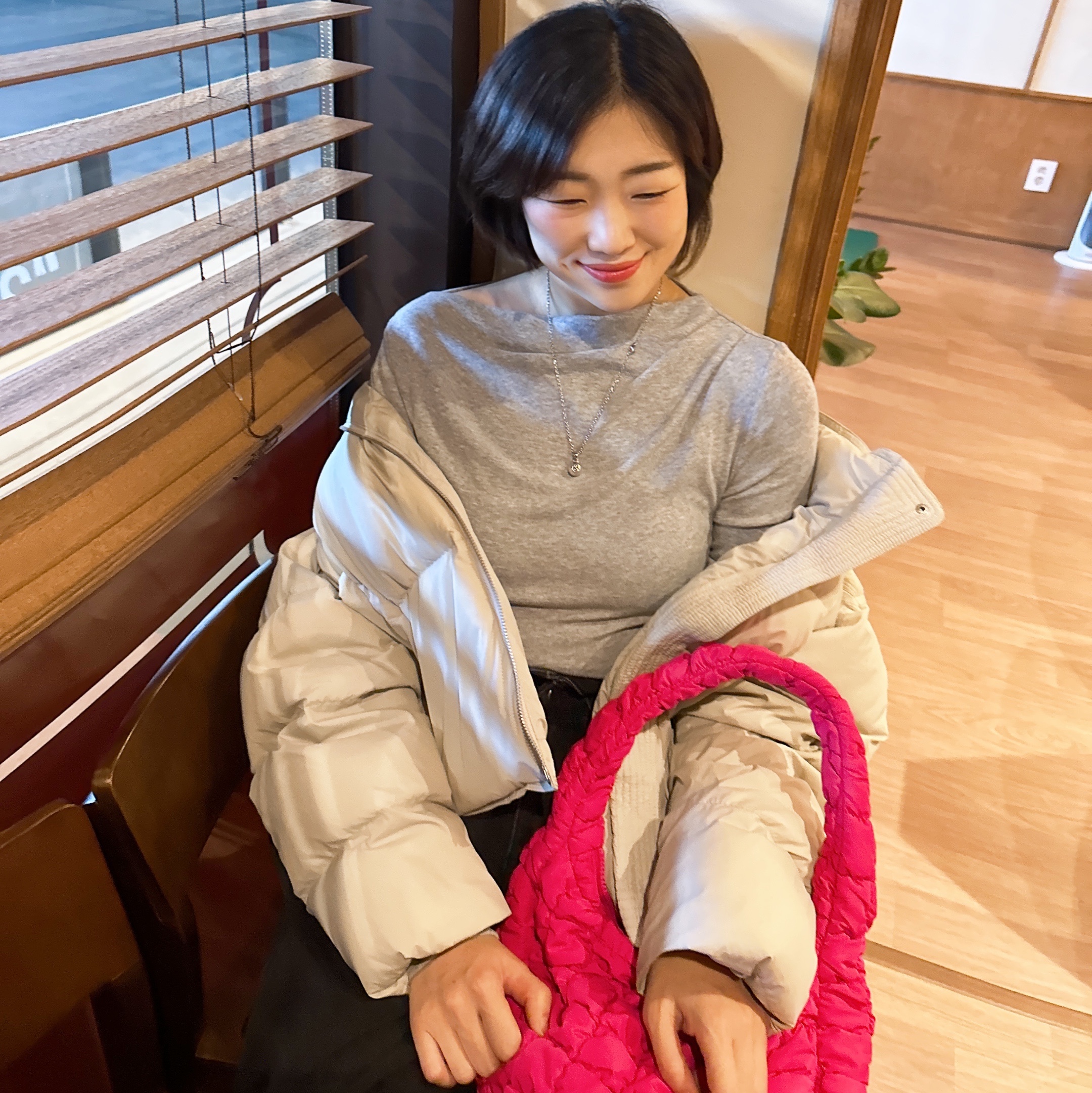 COS Quilted Mini Bag Pink 착용 스타일 - 2