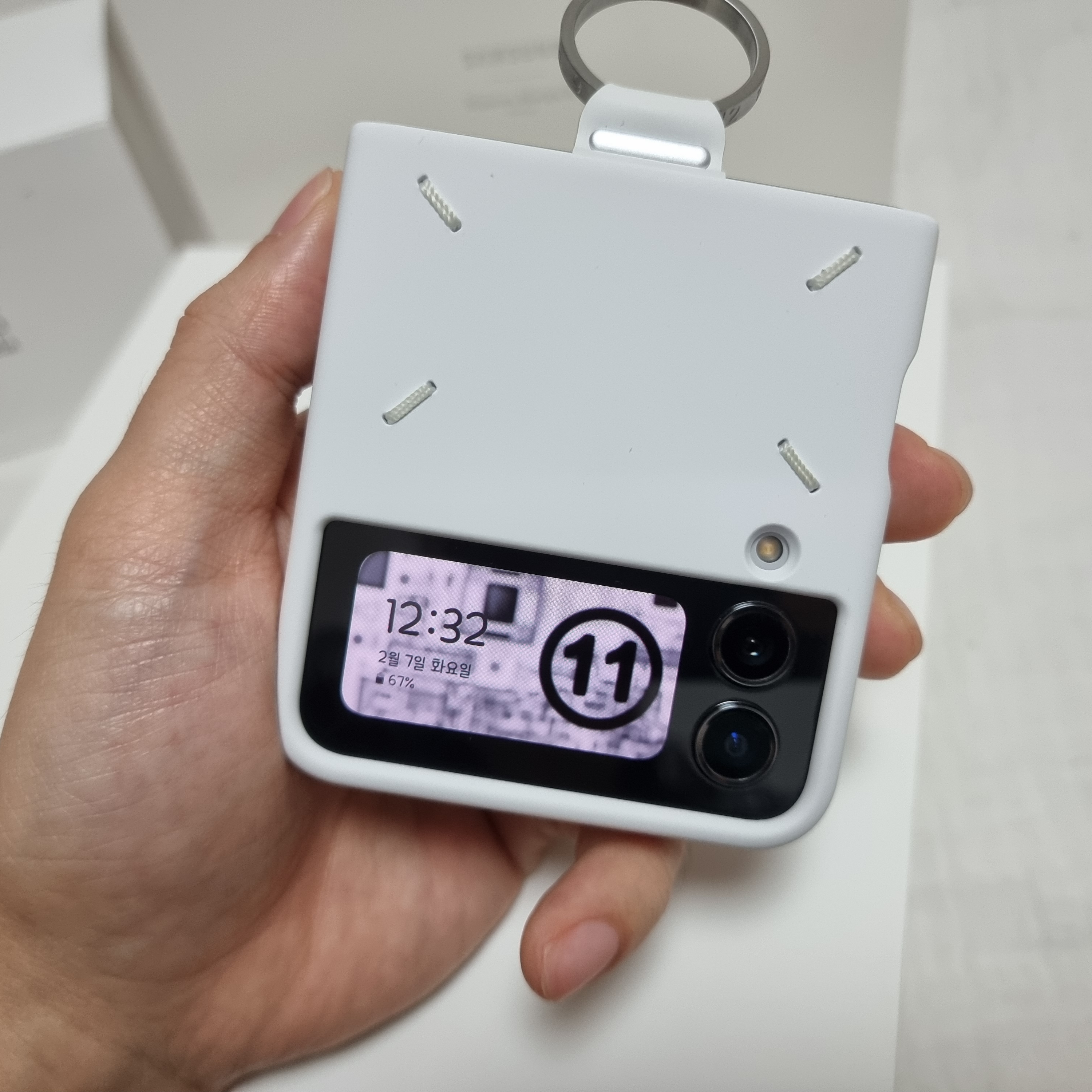 Samsung Galaxy Z Flip4 Maison Margiela Edition (Korean Ver.) 착용 스타일 - 1