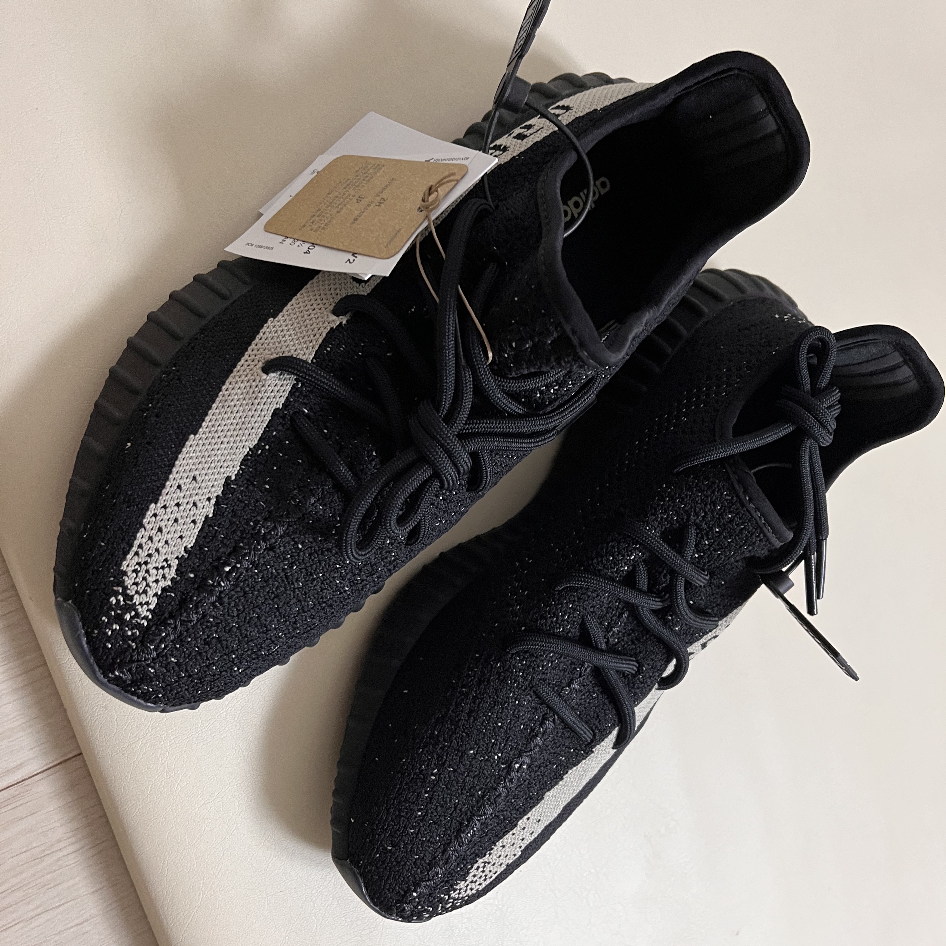 Adidas Yeezy Boost 350 V2 Core Black White 2022 착용 스타일