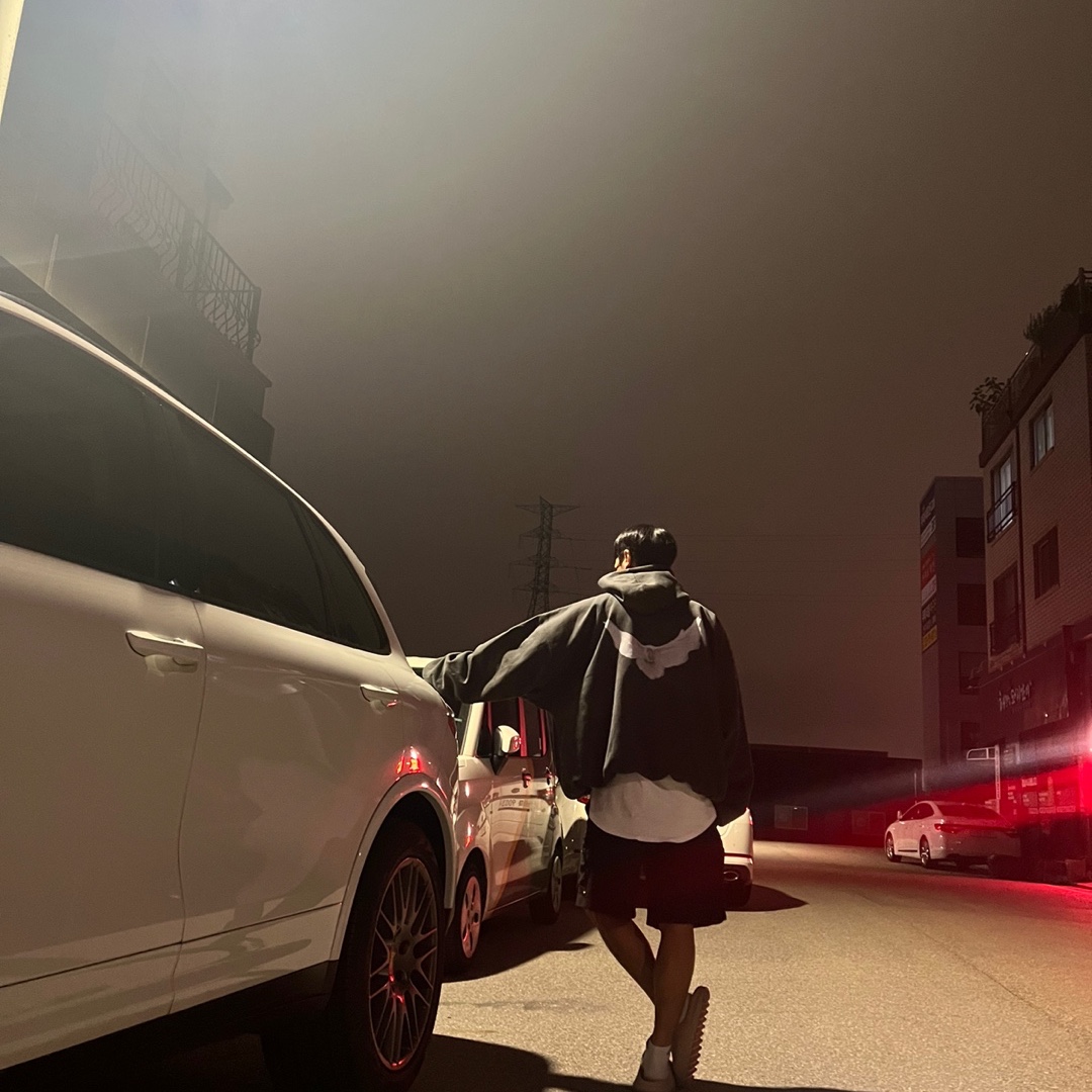 Yeezy Gap Engineered By Balenciaga Dove Hoodie Black, Adidas Yeezy Slide Pure - Re-Release Ver. 착용 스타일 - 2