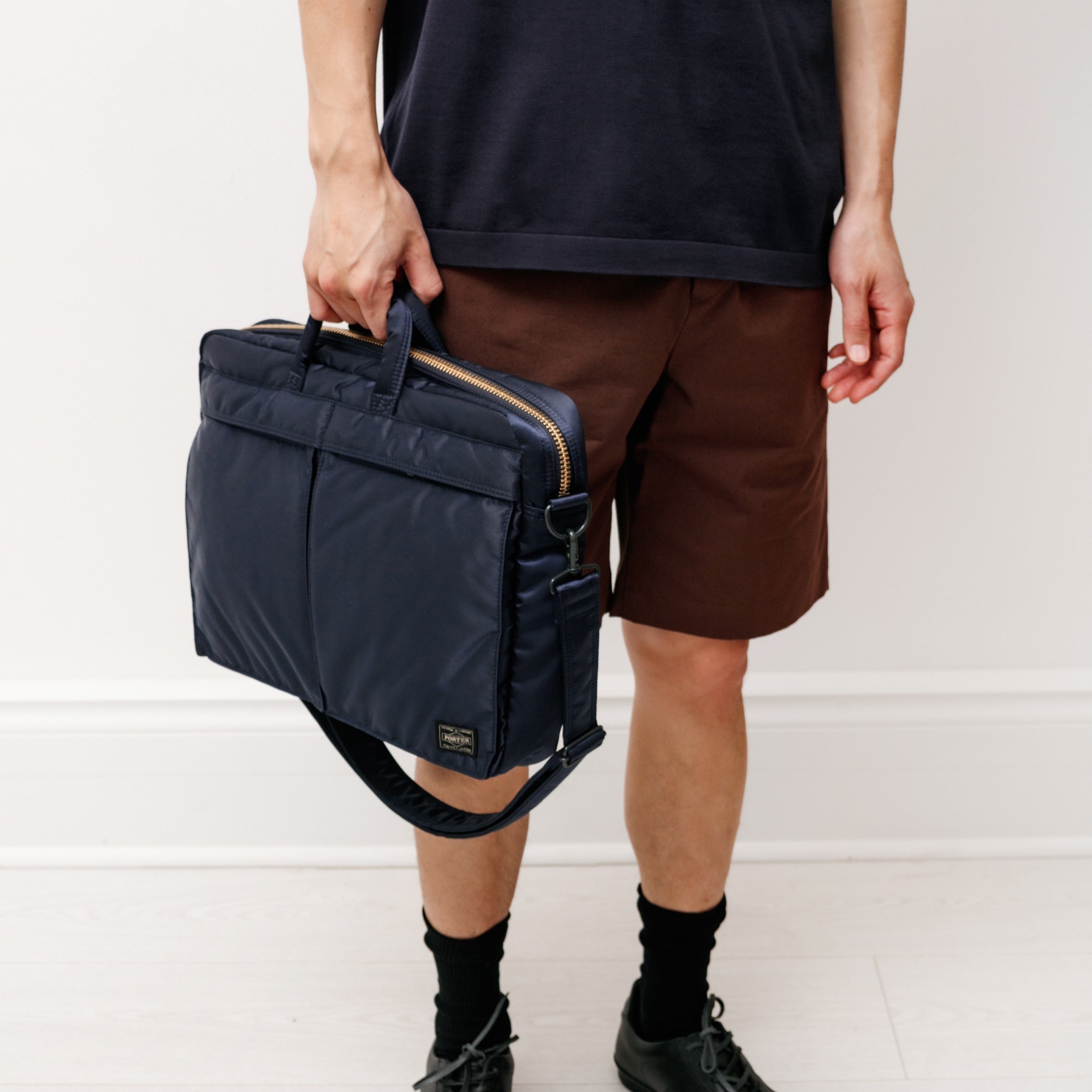 Porter Tanker 2Way Briefcase Iron Blue 착용 스타일