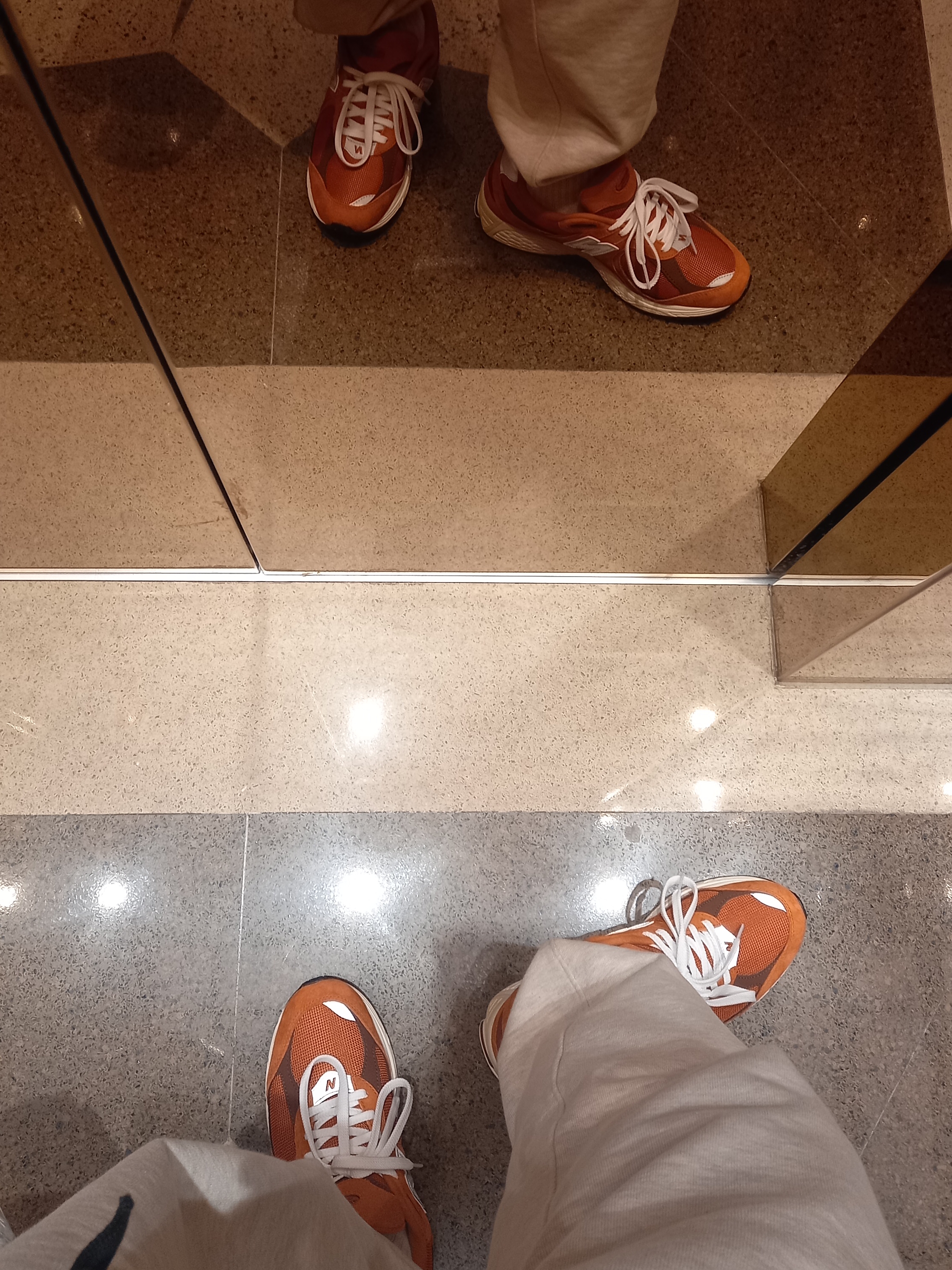 New Balance 2002R Rust Oxide 착용 스타일