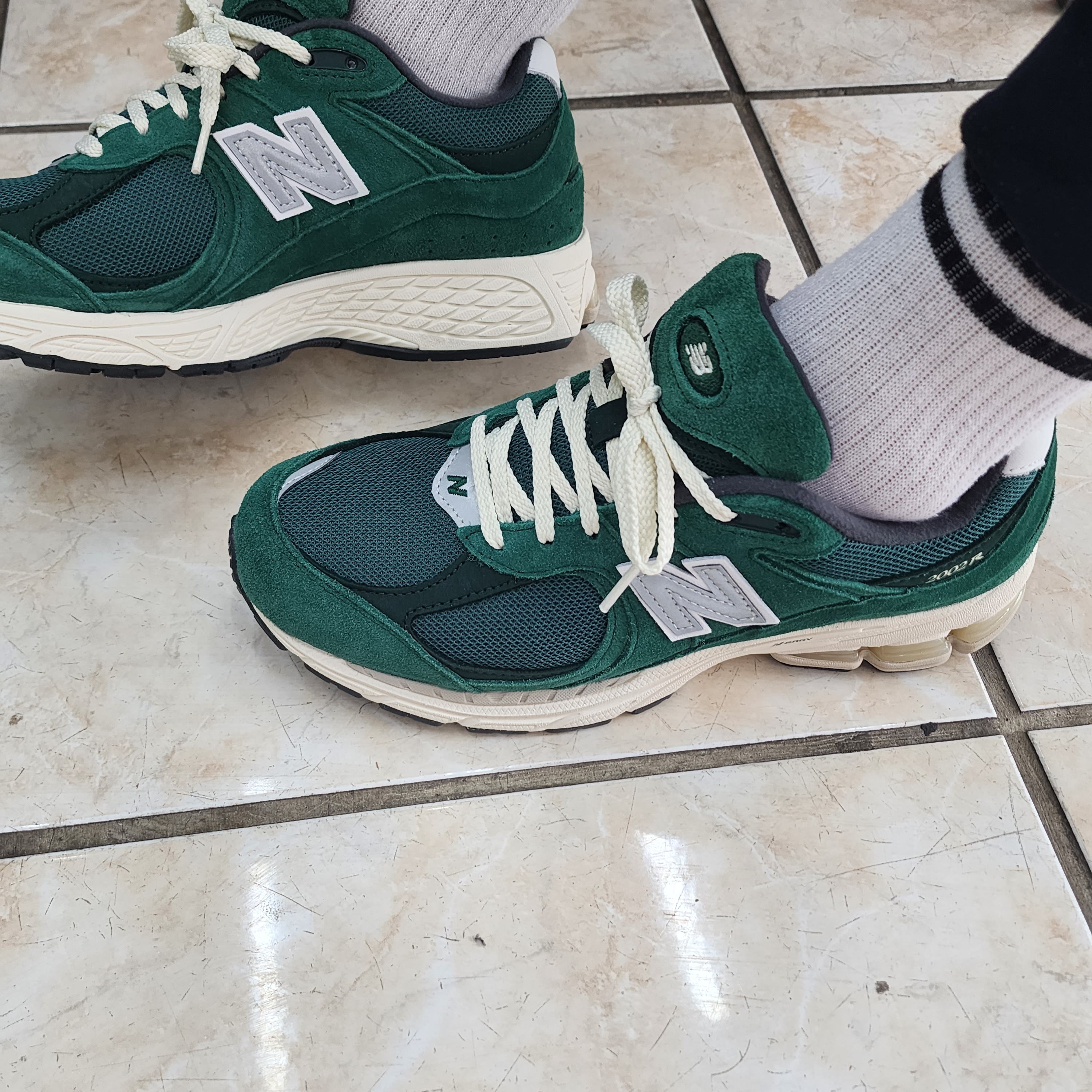 New Balance 2002R Nightwatch Green 착용 스타일