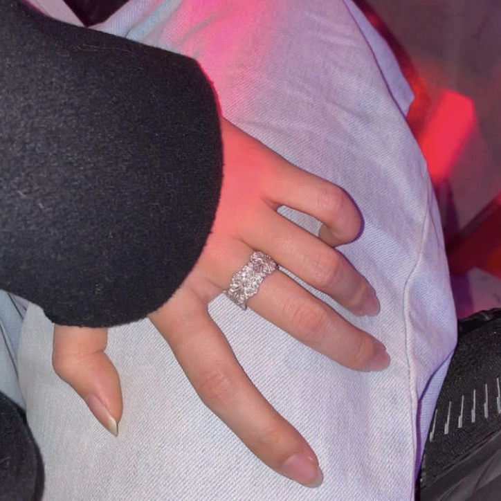 Scudo Happy Flower Ring White Stone 착용 스타일 - 1
