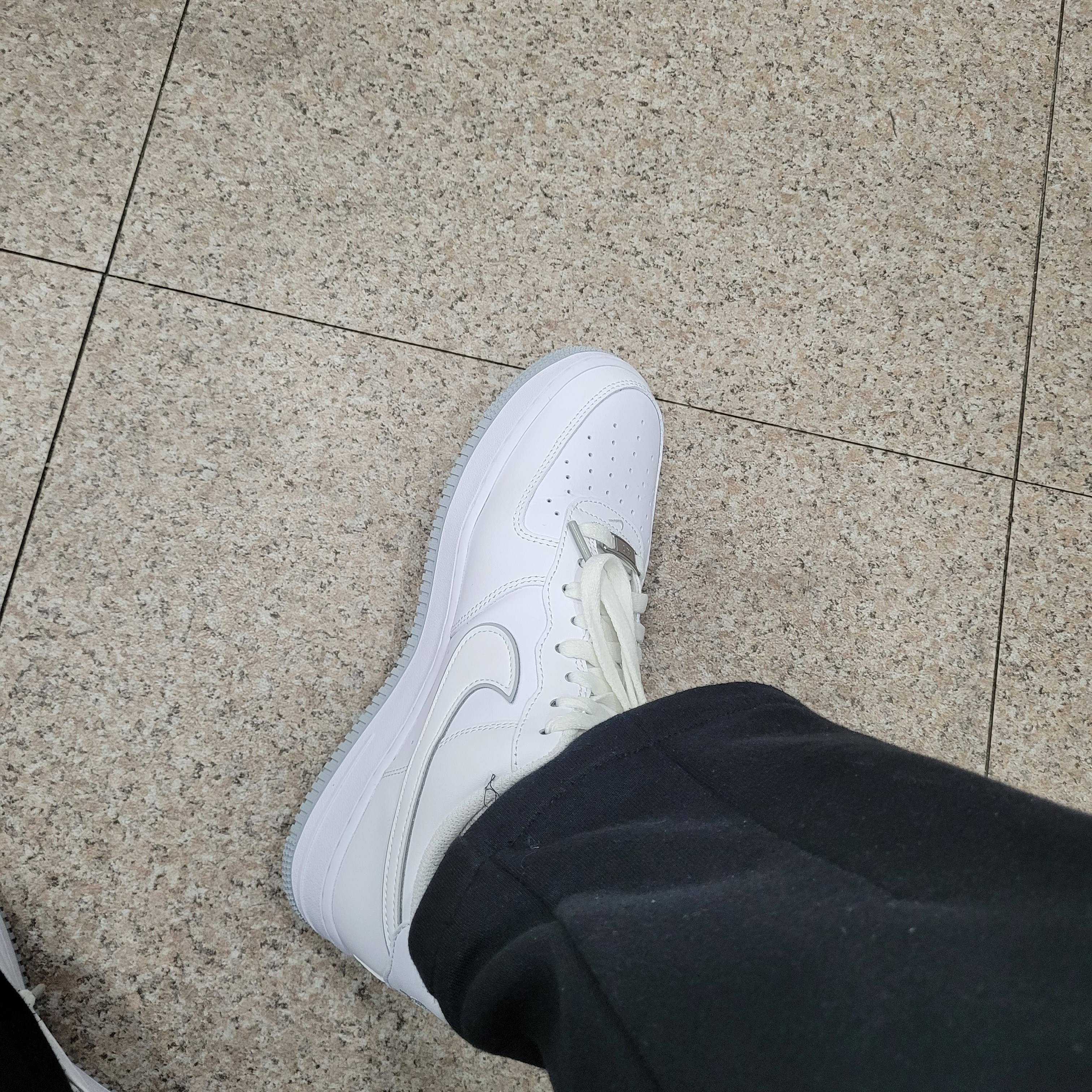 Nike Air Force 1 '07 White Wolf Grey 착용 스타일