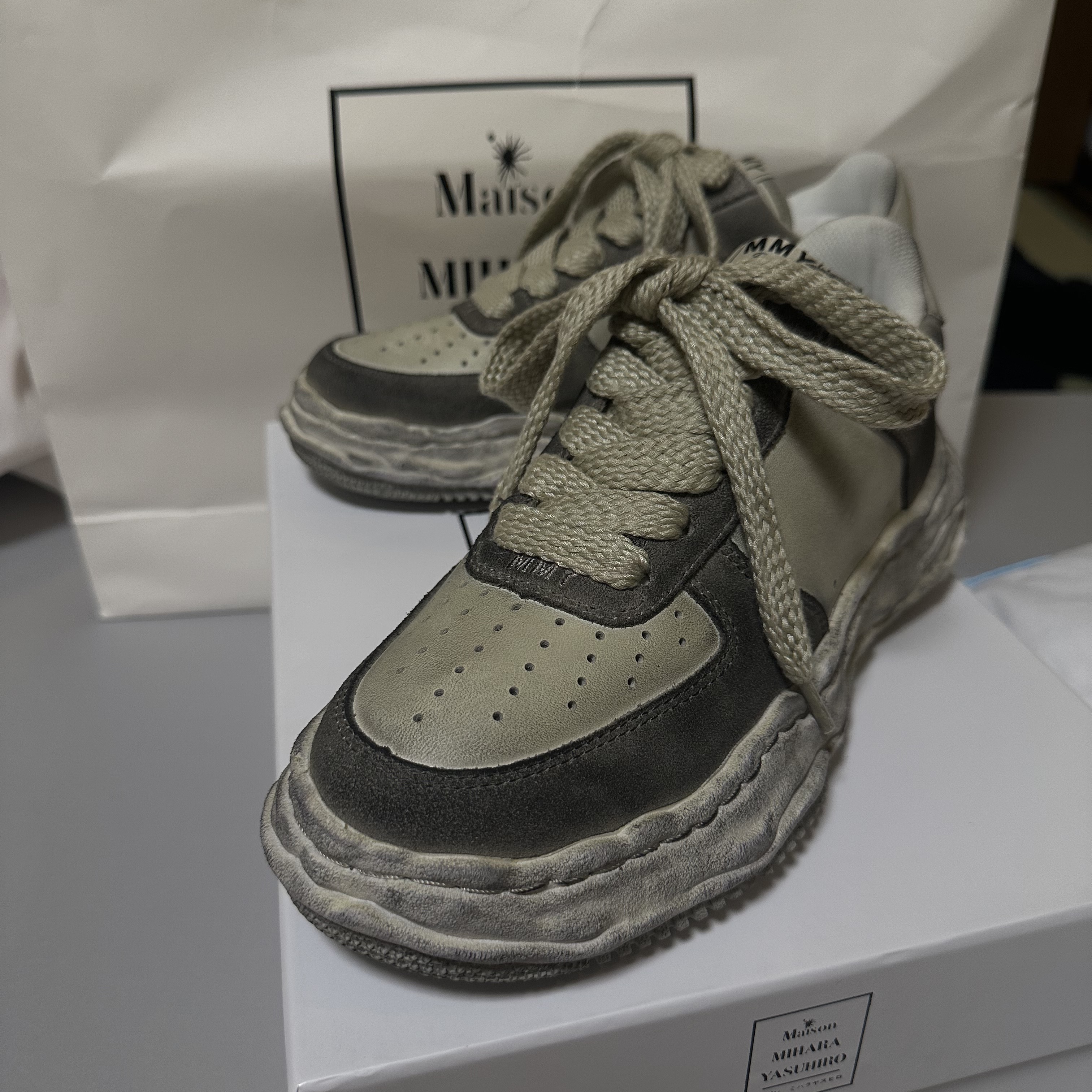 Maison Mihara Yasuhiro Wayne OG Sole Distressed Leather Low-top Sneaker White 착용 스타일