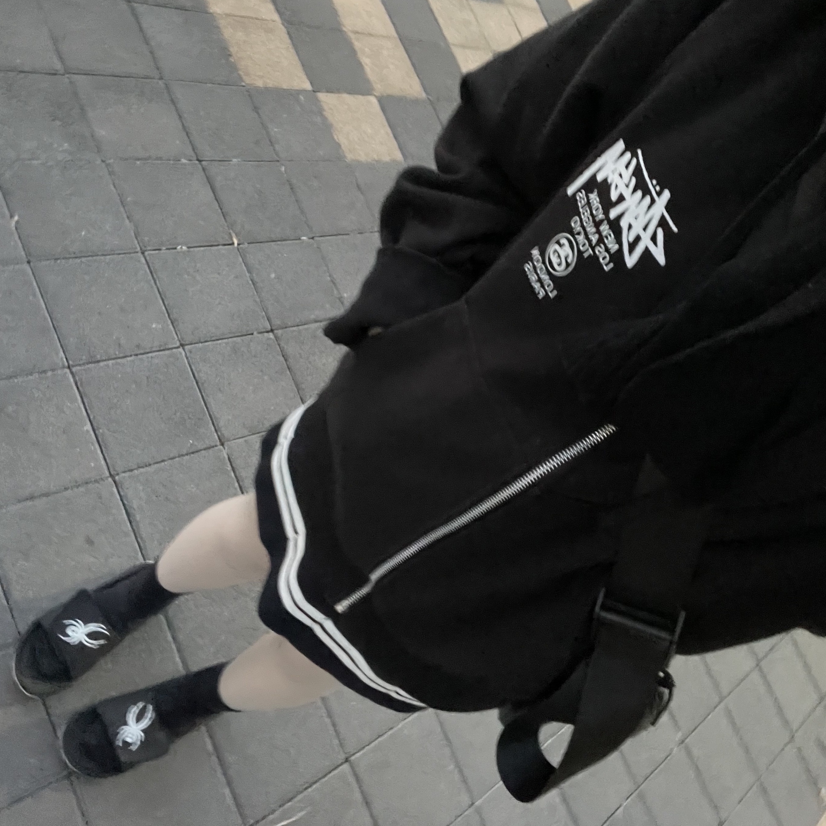 Stussy World Tour Hoodie Black 2022, Stussy Basic Stussy T-Shirt White 2022 착용 스타일 - 4