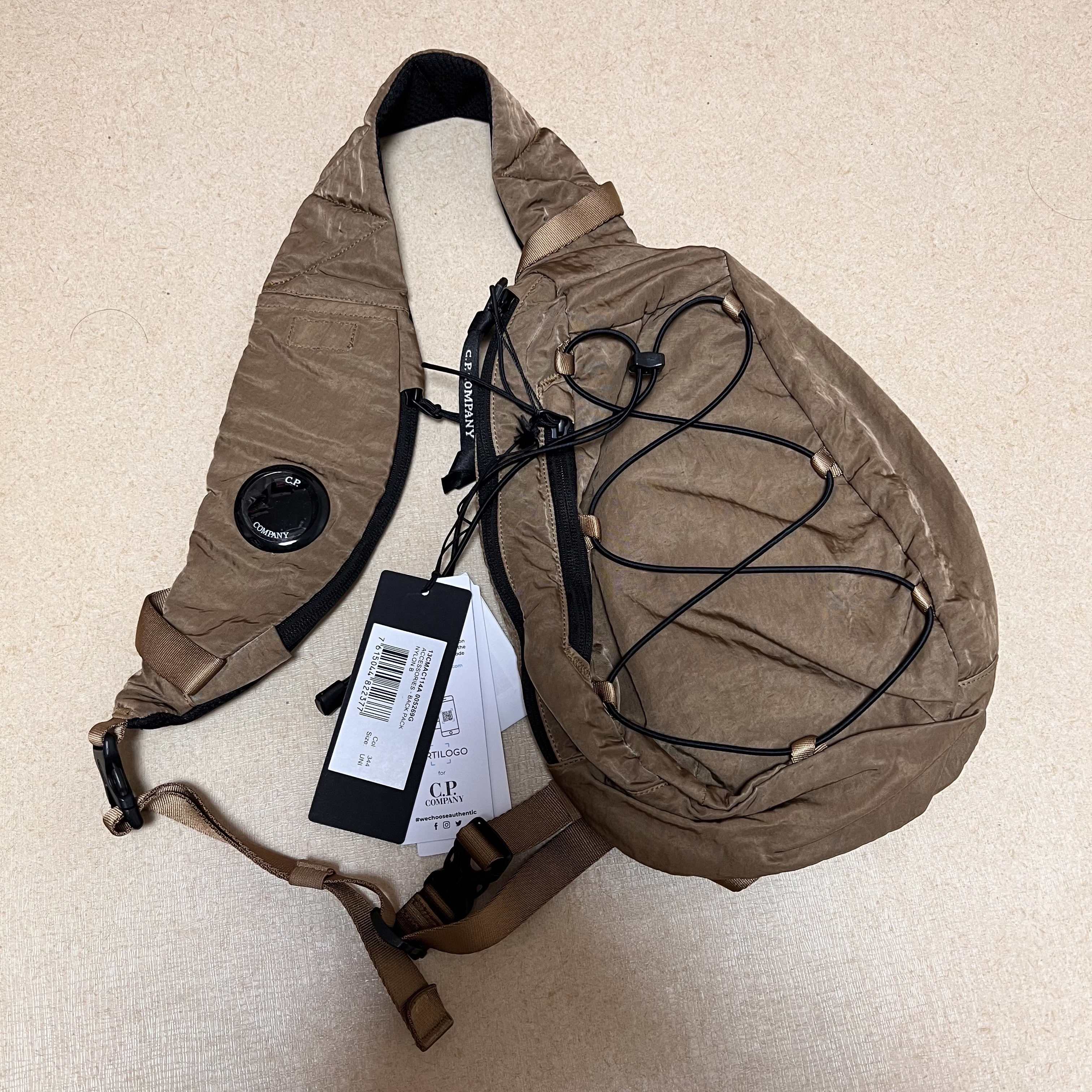 C.P. Company Nylon B Crossbody Rucksack Bronze Brown - 22FW 착용 스타일