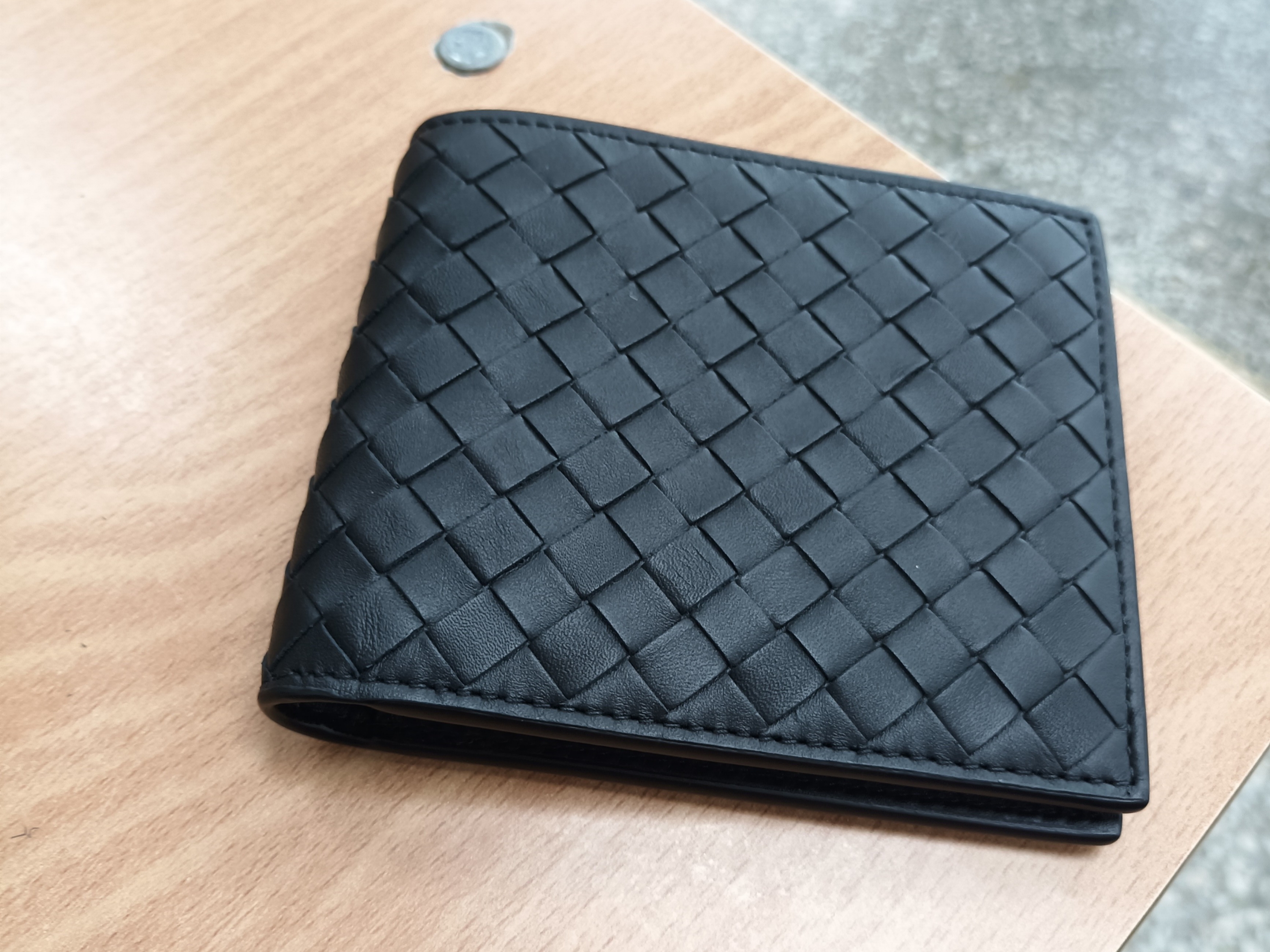 Bottega Veneta Bi-Fold Wallet Black 착용 스타일 - 1