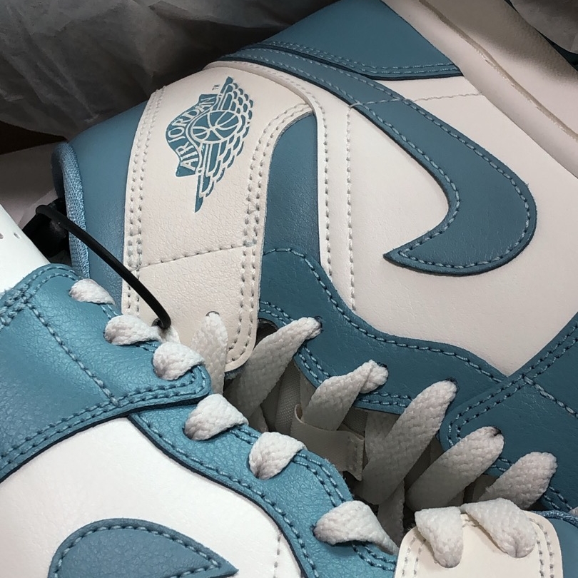 (W) Jordan 1 Mid Sail and Worn Blue 착용 스타일
