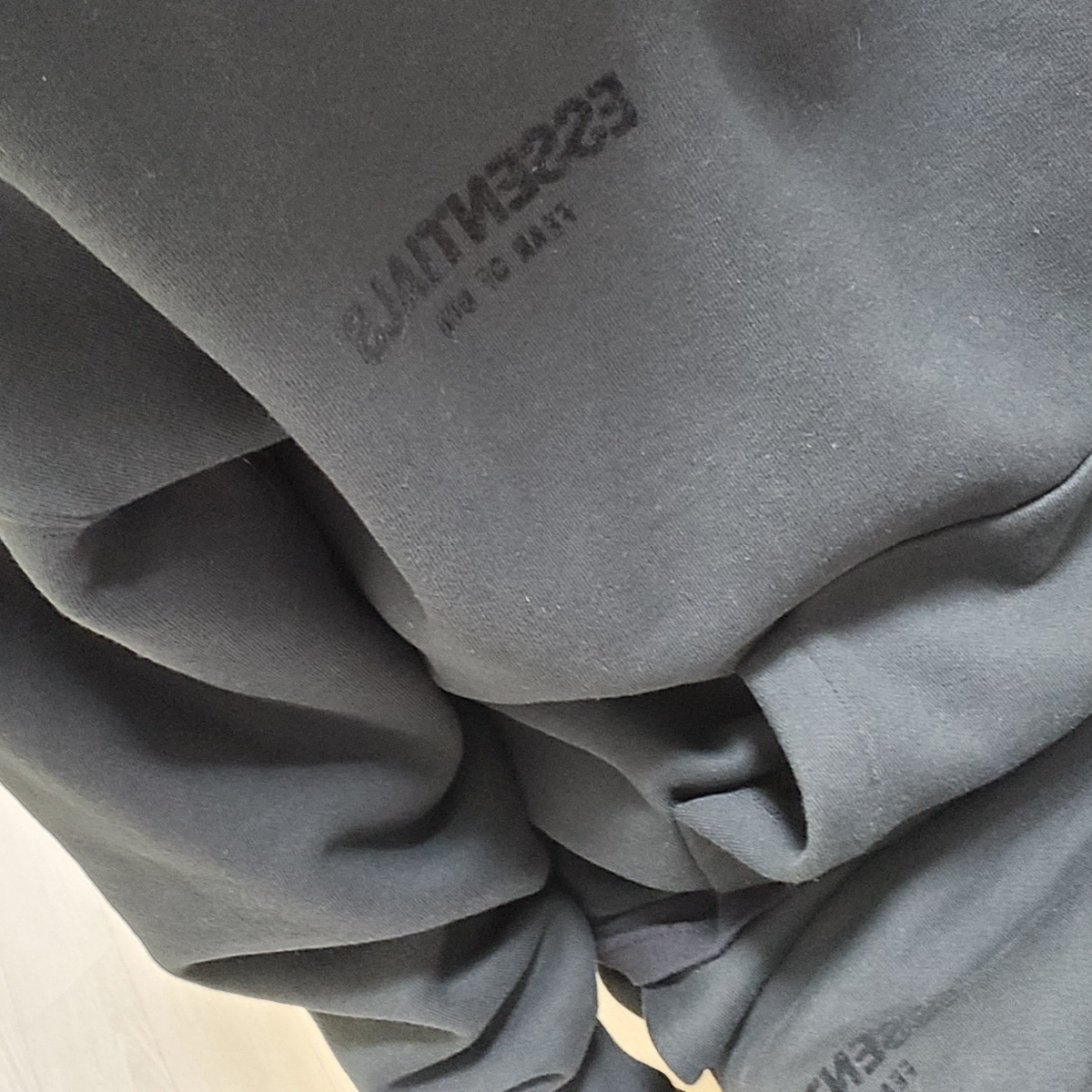 Essentials The Core Collection Hoodie Stretch Limo, Essentials The Core Collection Relaxed Sweatpants Stretch Limo 착용 스타일