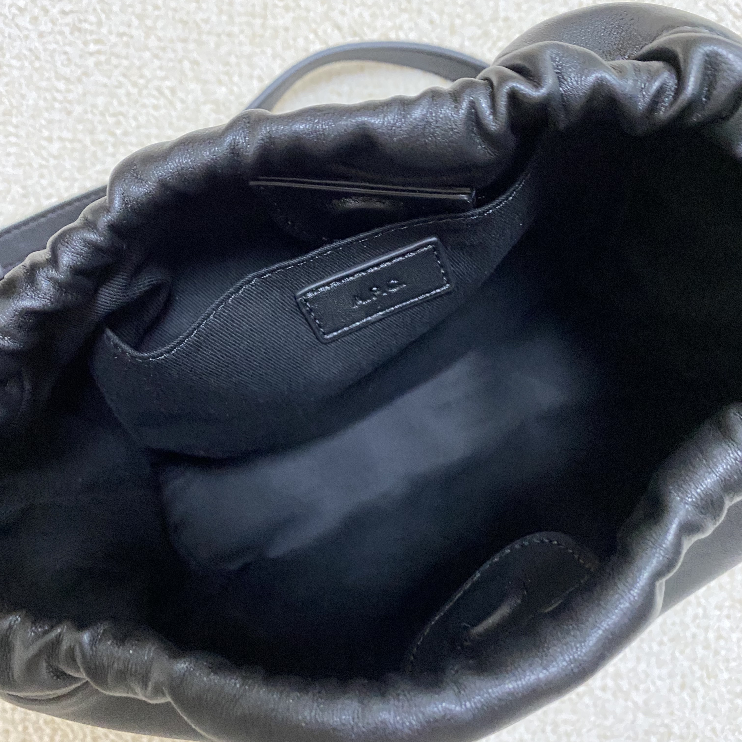 A.P.C. Ninon Bag Black 착용 스타일 - 2