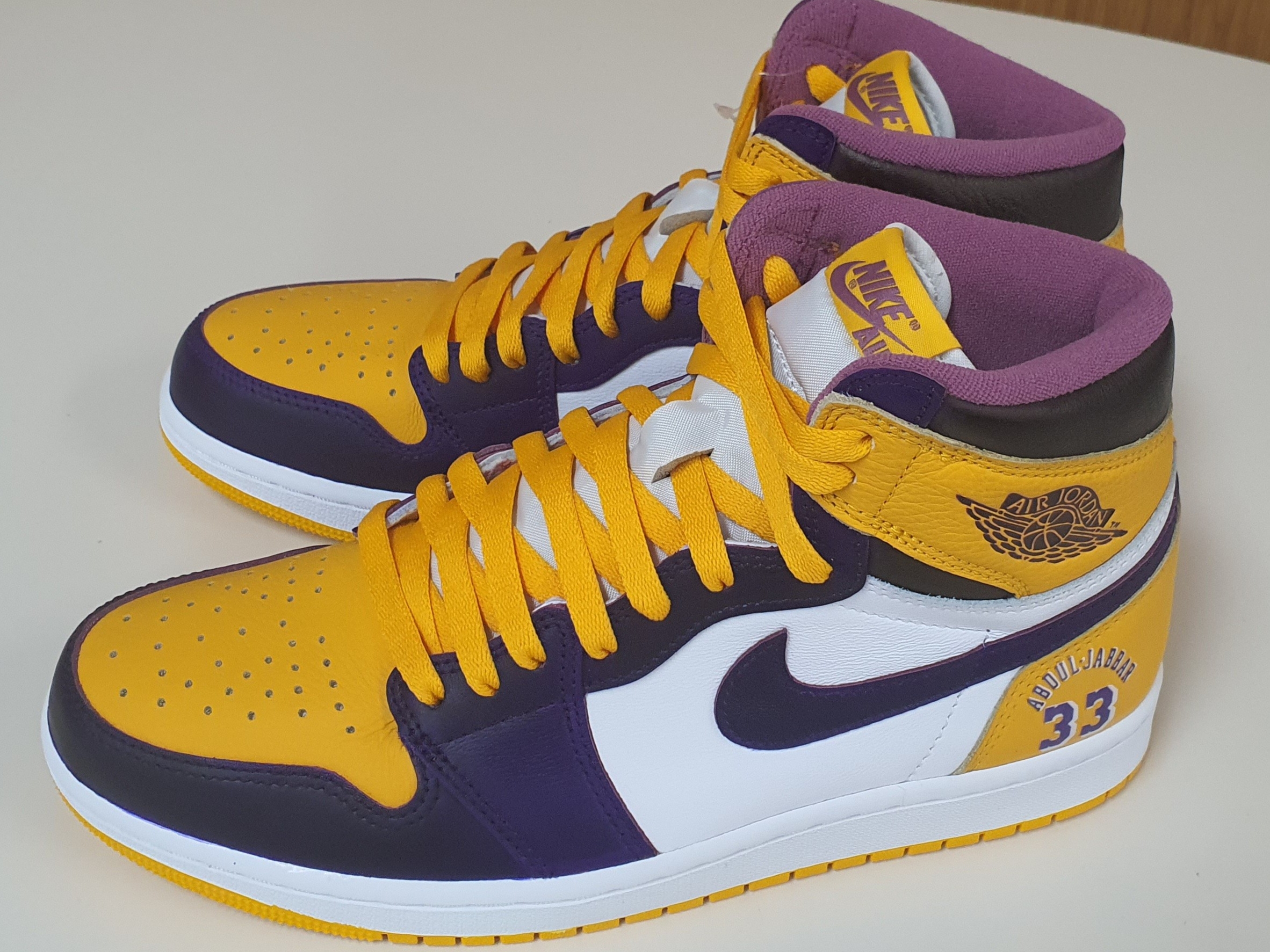 Jordan 1 Retro High OG University Gold Light Bordeaux 착용 스타일 - 3