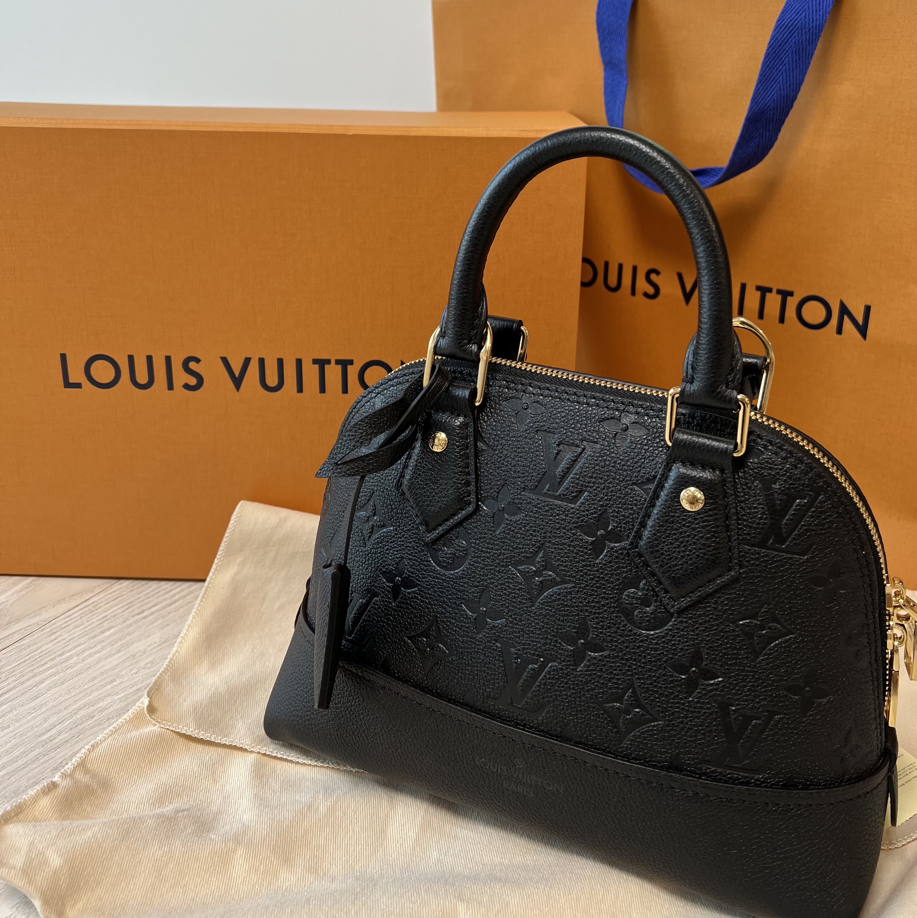 Louis Vuitton Neo Alma BB Monogram Empreinte Black 착용 스타일 - 1