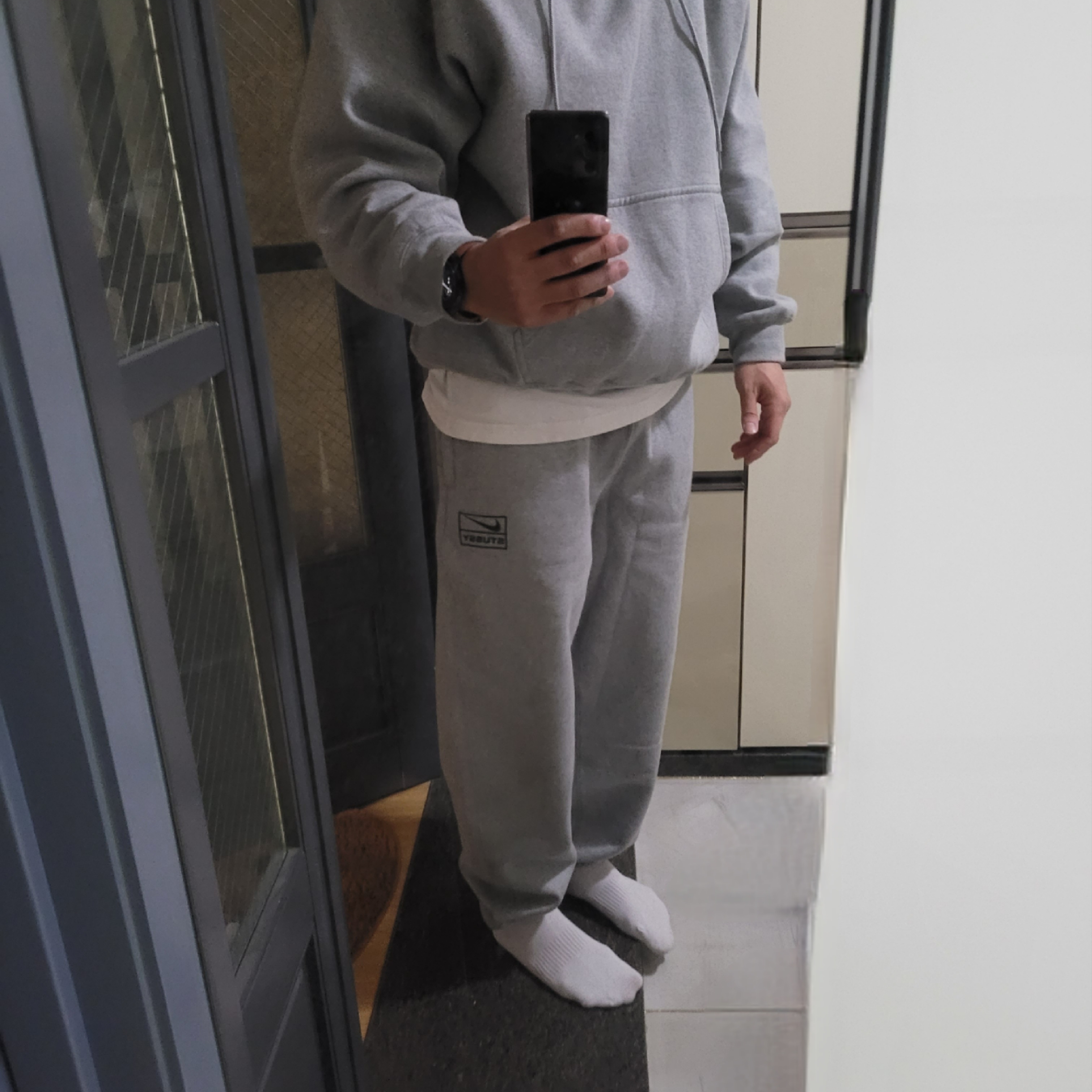 Nike x Stussy NRG RA Pullover Hoodie Dark Grey Heather (DJ9488-063), Nike x Stussy NRG RA Fleece Pants Dark Grey Heather (DJ9490-063) 착용 스타일