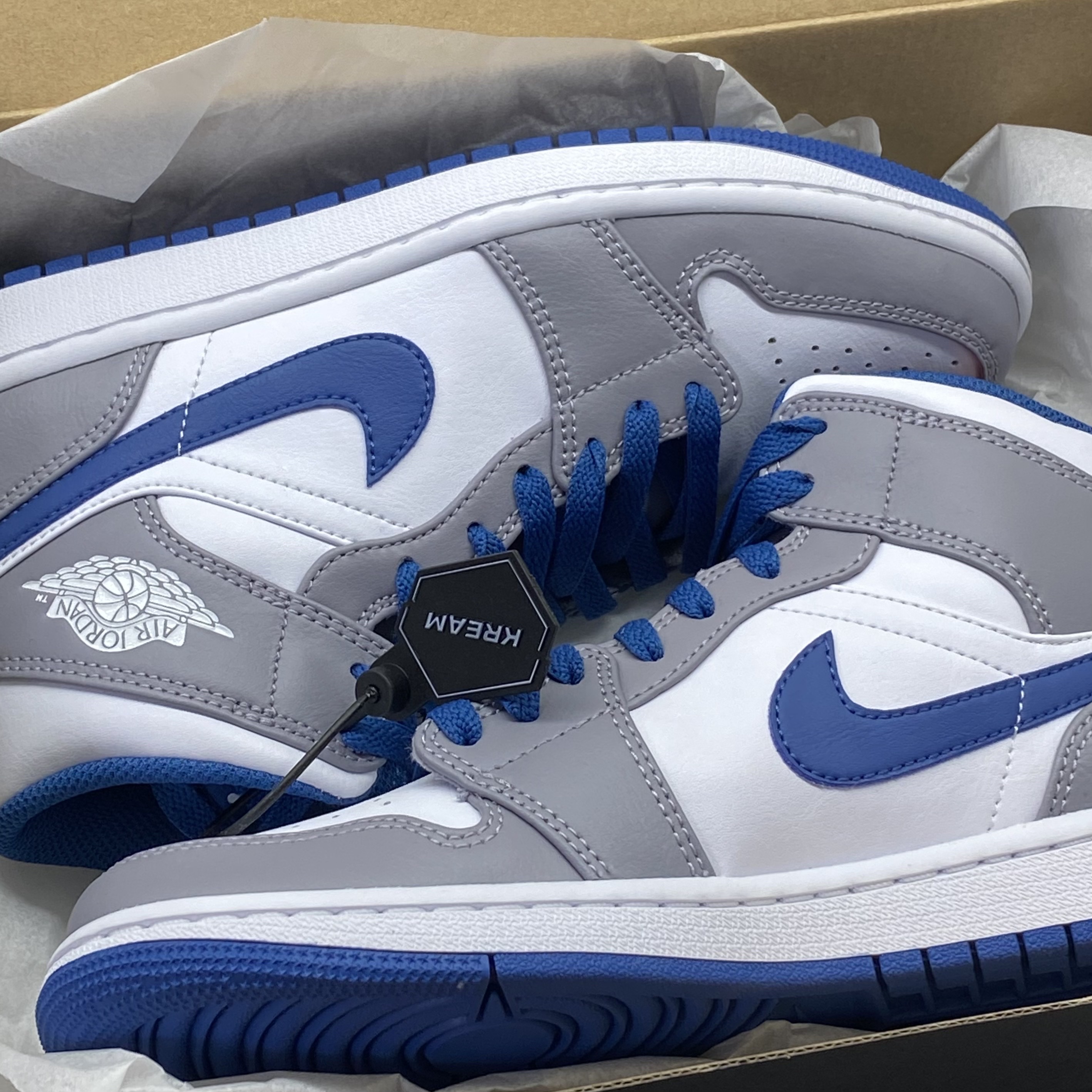 Jordan 1 Mid Cement Grey True Blue 착용 스타일