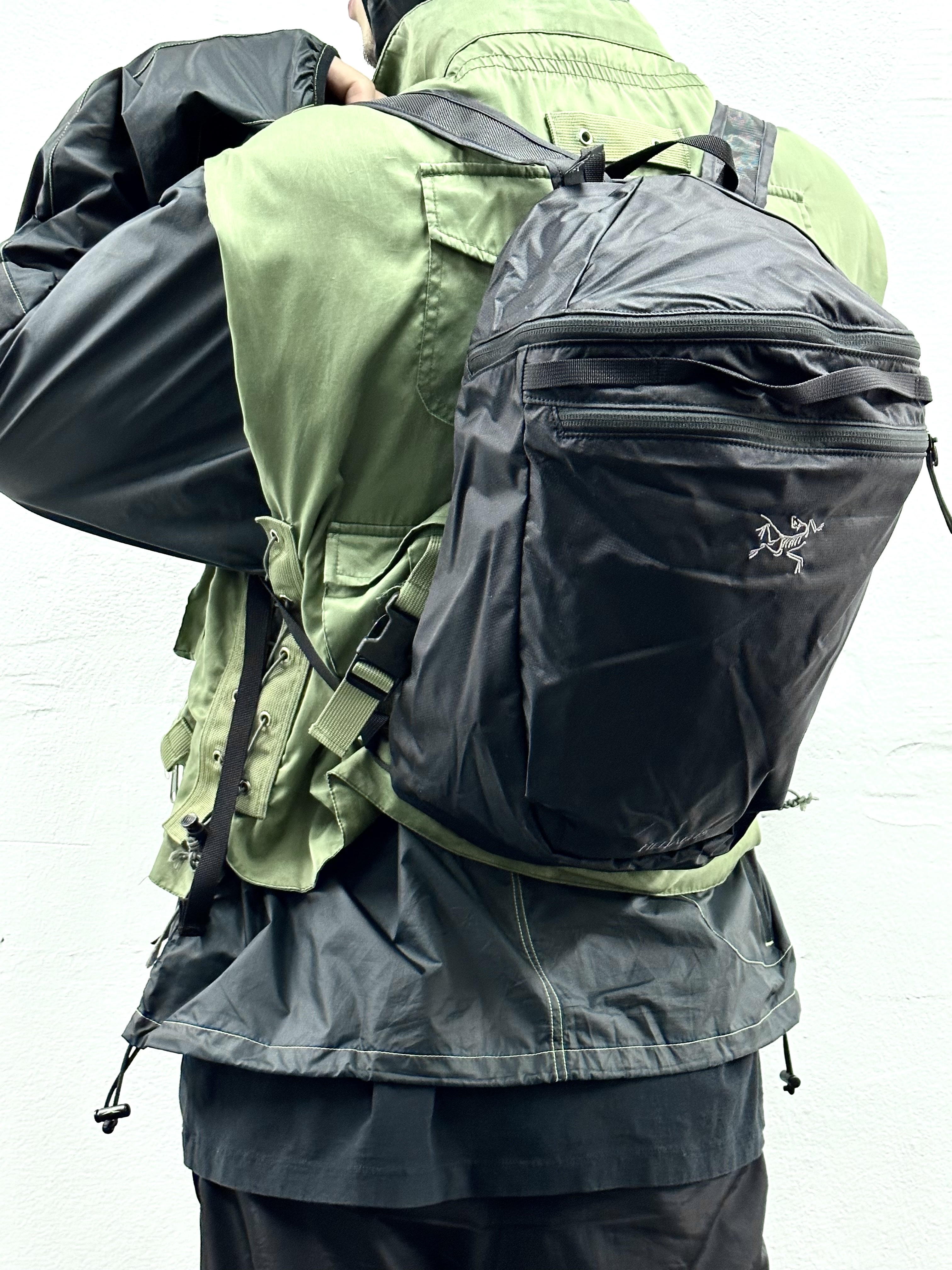Arc'teryx Heliad 15 Backpack Black 착용 스타일