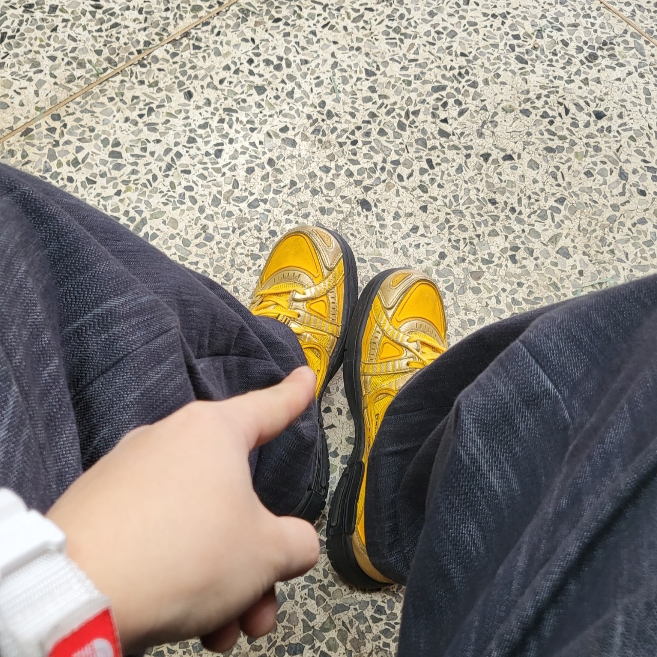 Nike x Off-White Air Rubber Dunk University Gold, Casio G-Shock x Supreme x The North Face DW-6900 White 착용 스타일
