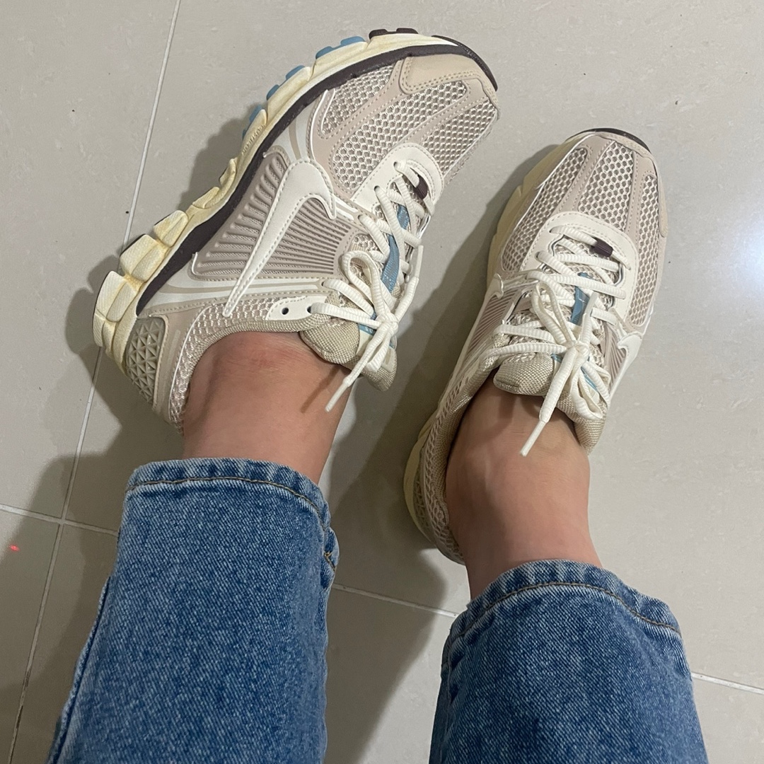 (W) Nike Zoom Vomero 5 Oatmeal 착용 스타일 - 2