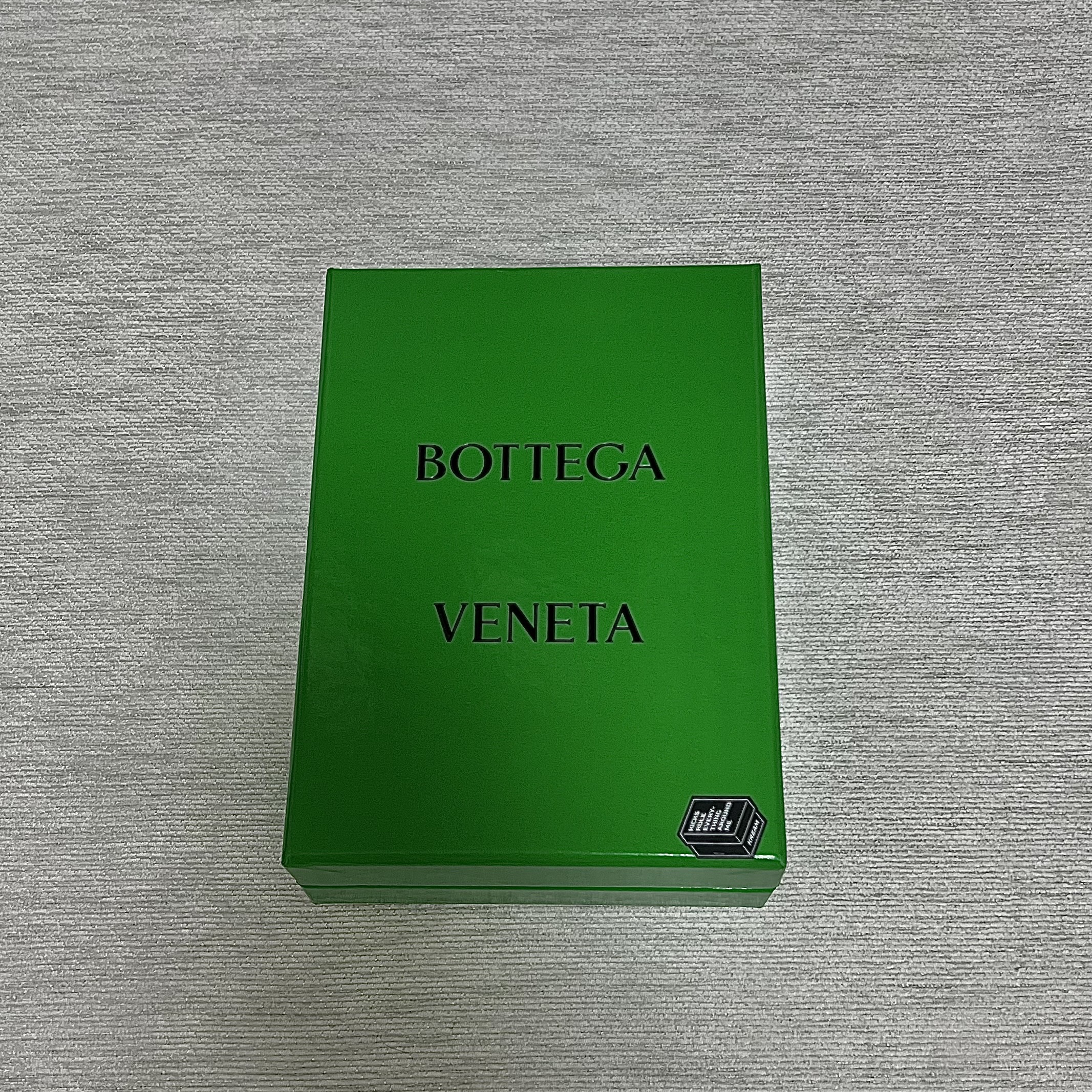 Bottega Veneta Mini Leather Cassette Black 착용 스타일 - 3