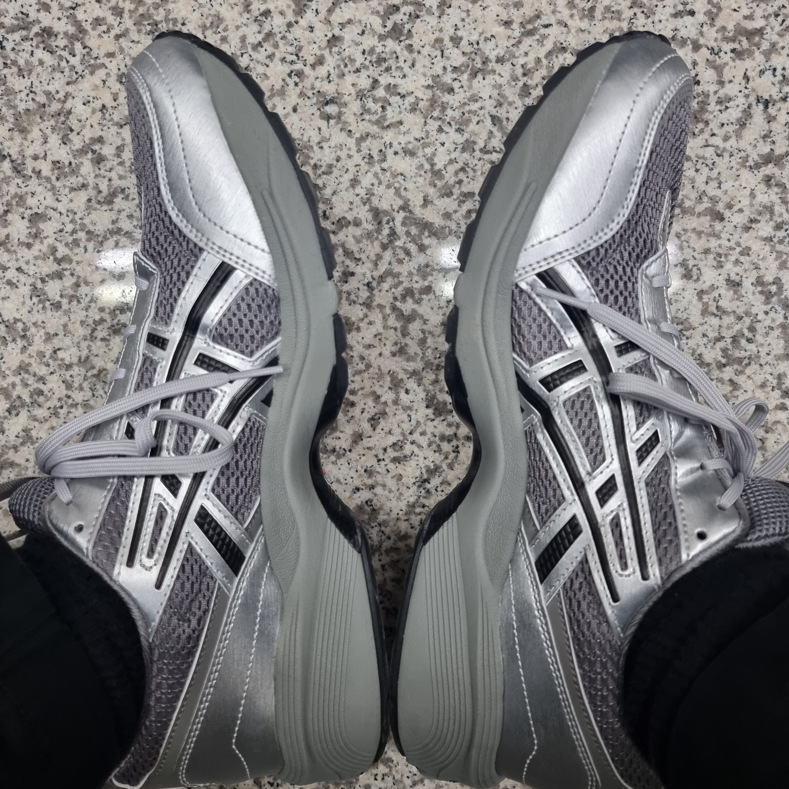Asics x Freja Wewer Gel-1090 V2 Clay Grey Pure Silver 착용 스타일