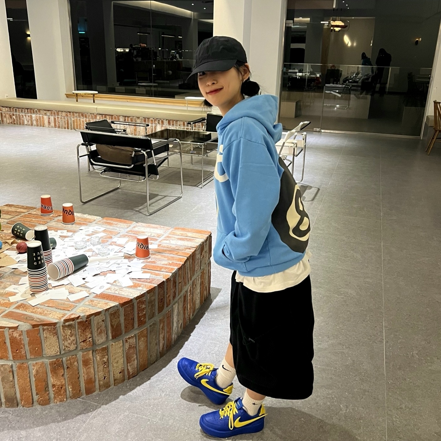 Nike x Ambush Air Force 1 Low SP Game Royal and Vivid Sulfur, Stussy x Cactus Plant Flea Market 8 Ball Pigment Dyed Hoodie Blue 착용 스타일 - 1