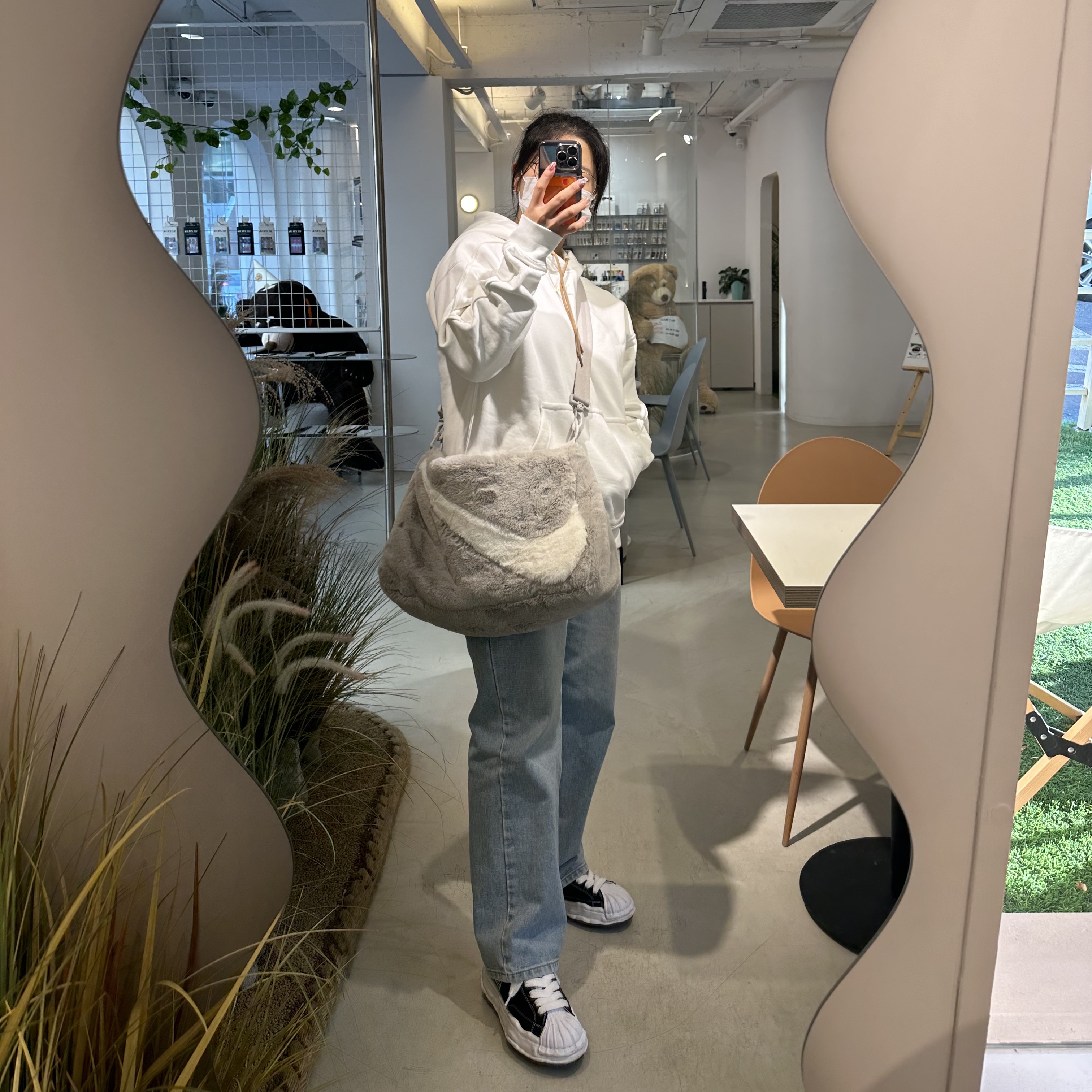 Nike NSW Faux Fur Tote Bag Light Iron Ore, Maison Mihara Yasuhiro Blakey OG Sole Canvas Low-top Sneakers Black White 착용 스타일