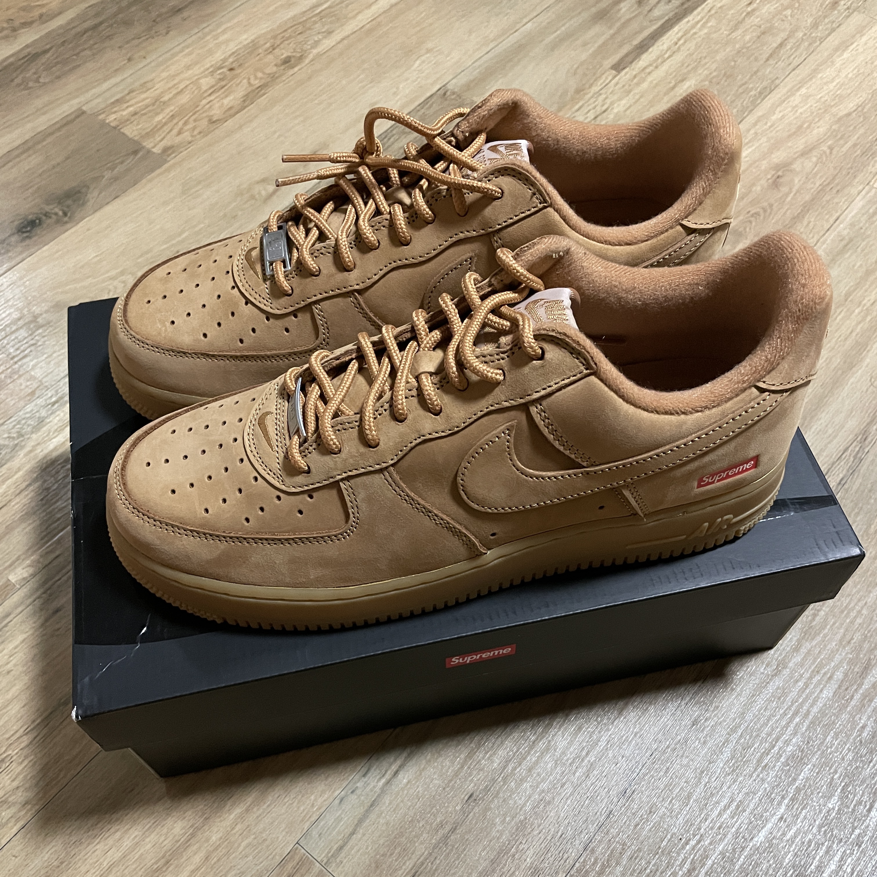Nike x Supreme Air Force 1 Low Flax 착용 스타일