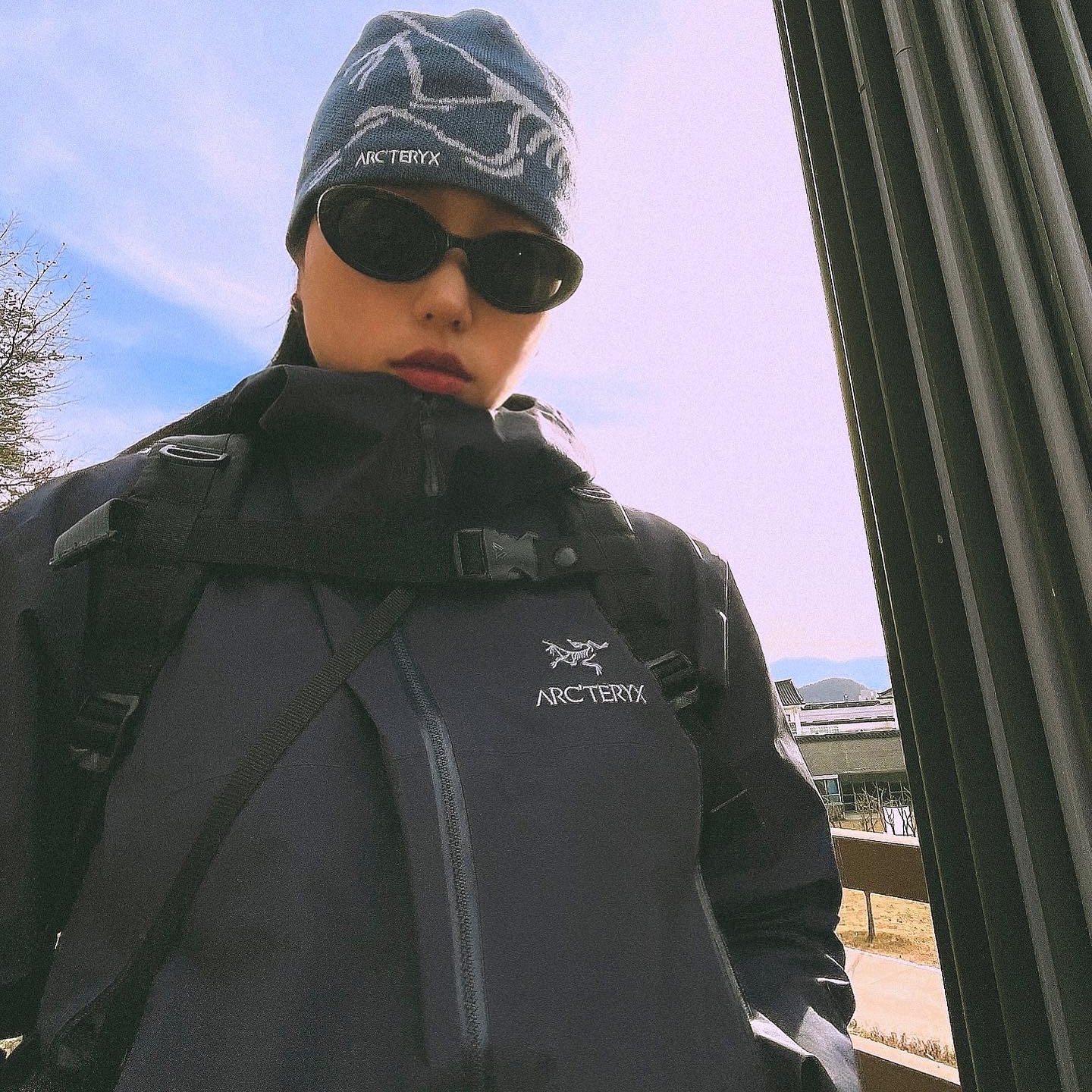 Arc'teryx Beta Jacket Black Sapphire, Arc'teryx Grotto Toque Habitat White Light 착용 스타일 - 2