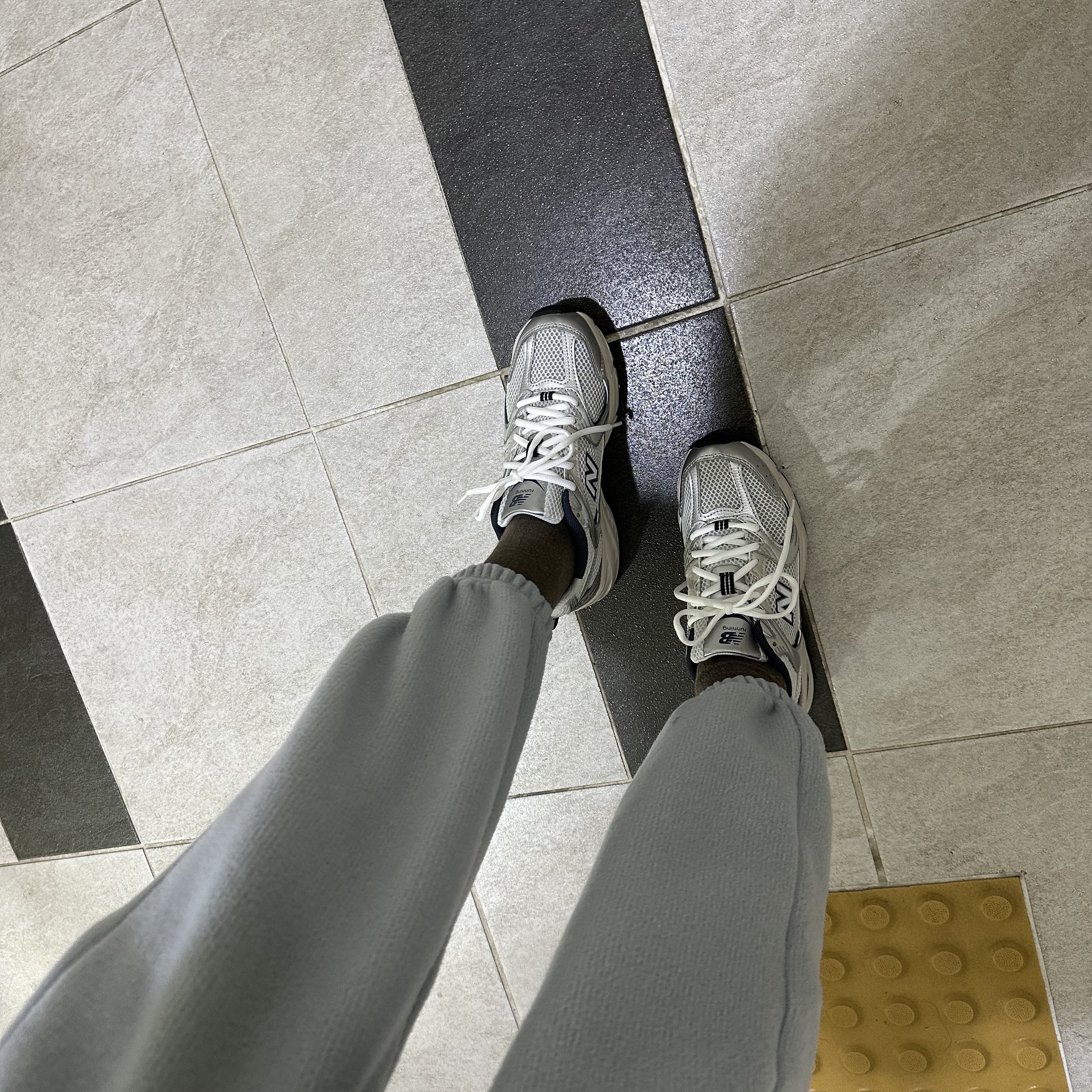 New Balance 530 Steel Grey 착용 스타일