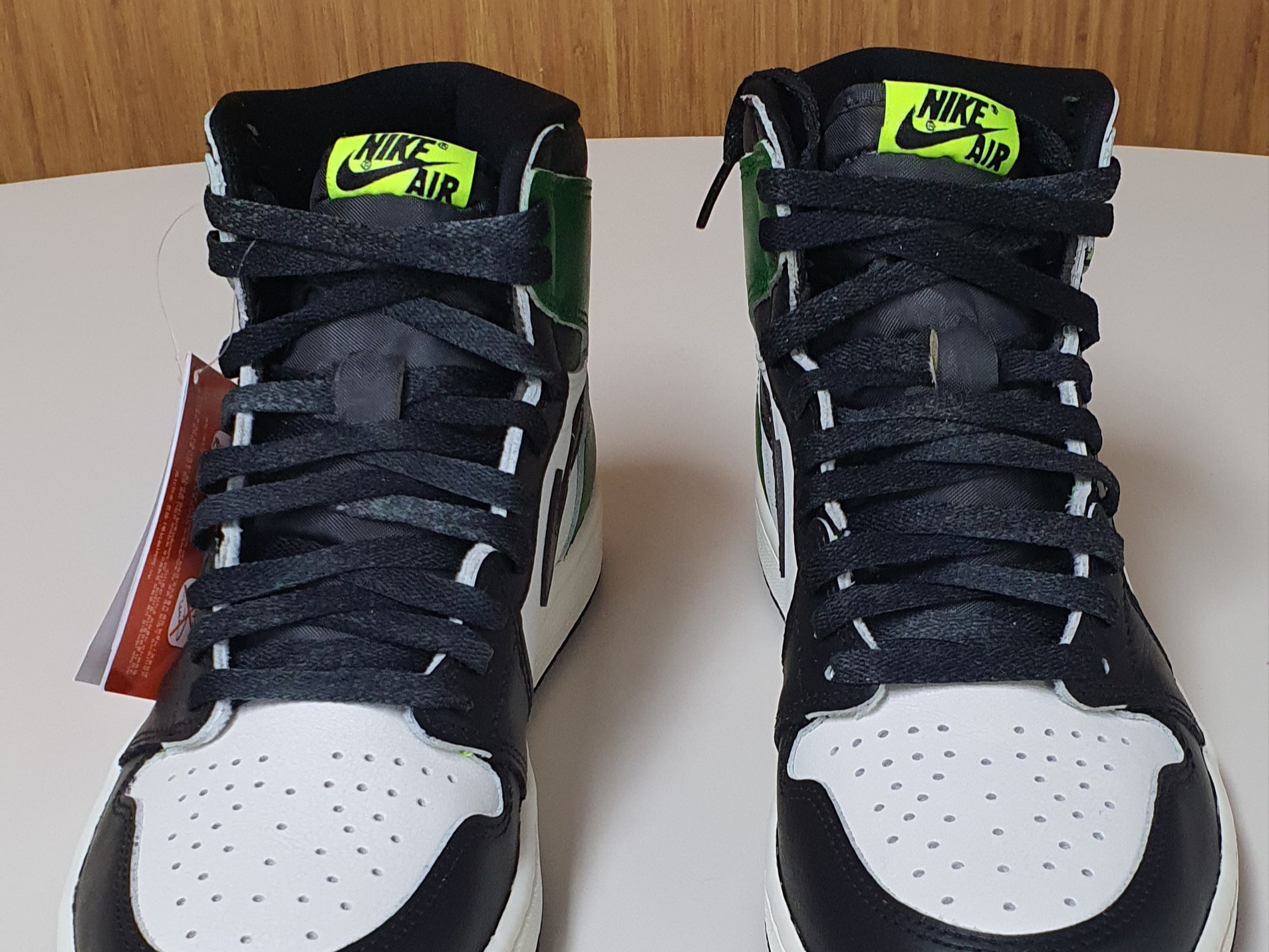 Jordan 1 Retro High OG Volt, Jordan 1 Retro High OG Black and Lucky Green 착용 스타일 - 3