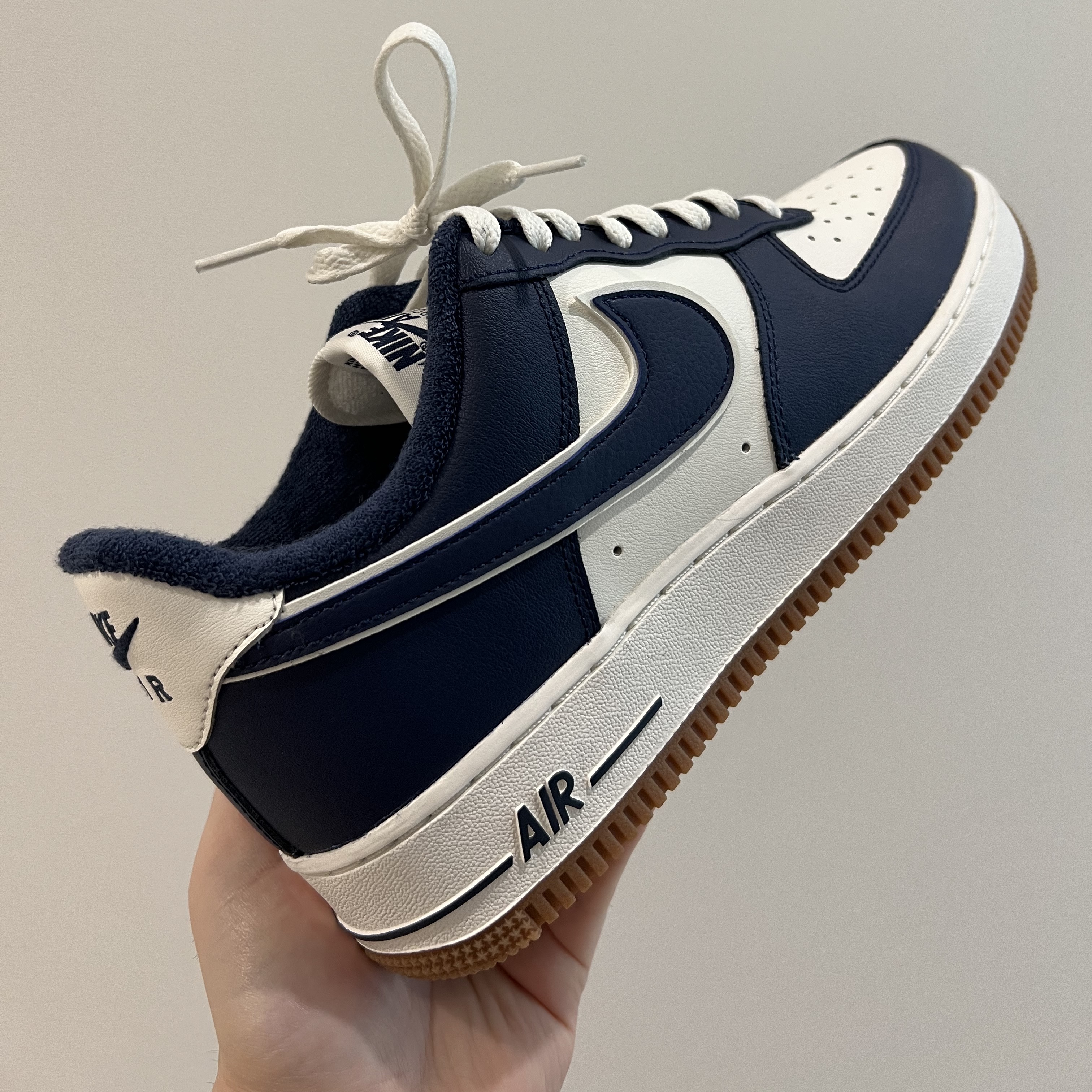 Nike Air Force 1 '07 LV8 Midnight Navy 착용 스타일