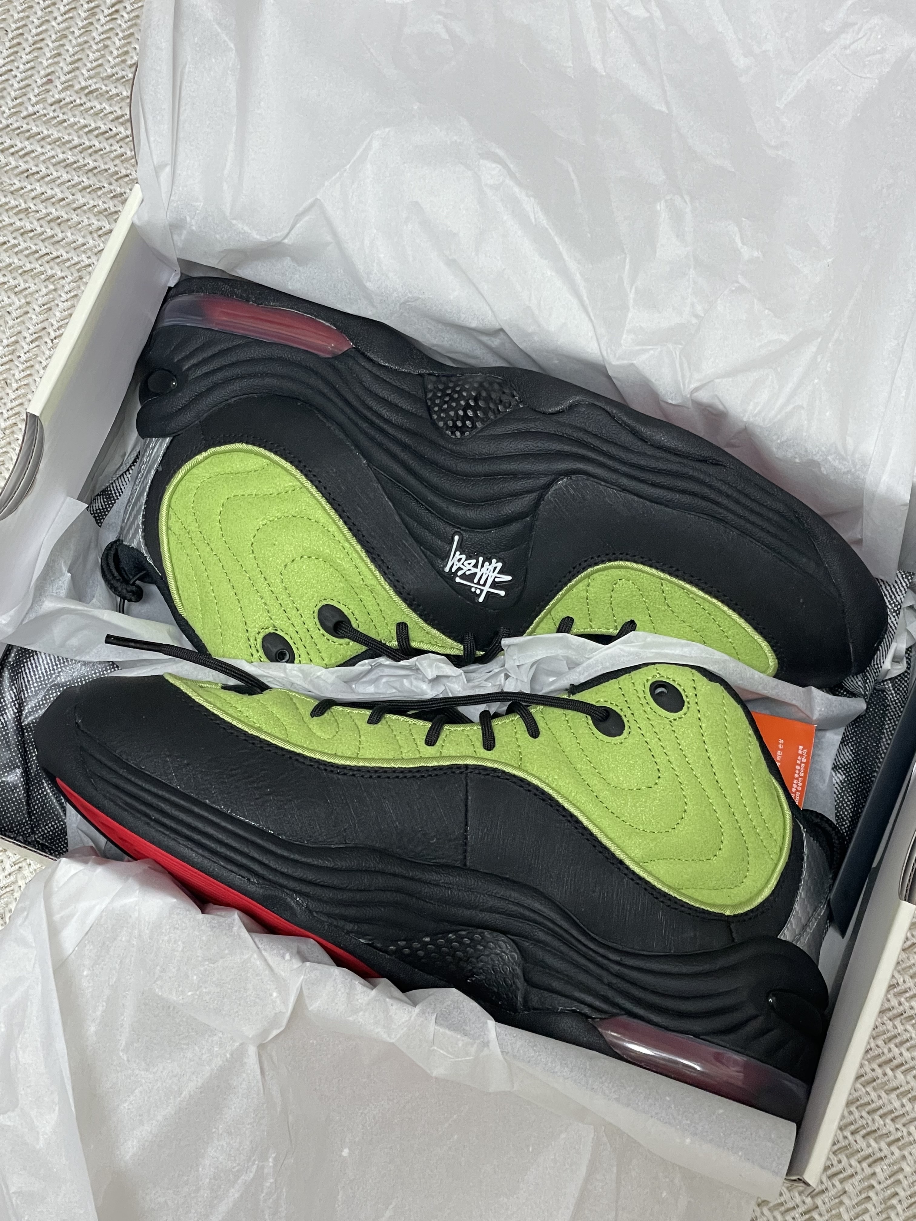 Nike x Stussy Air Penny II Vivid Green and Black 착용 스타일 - 2