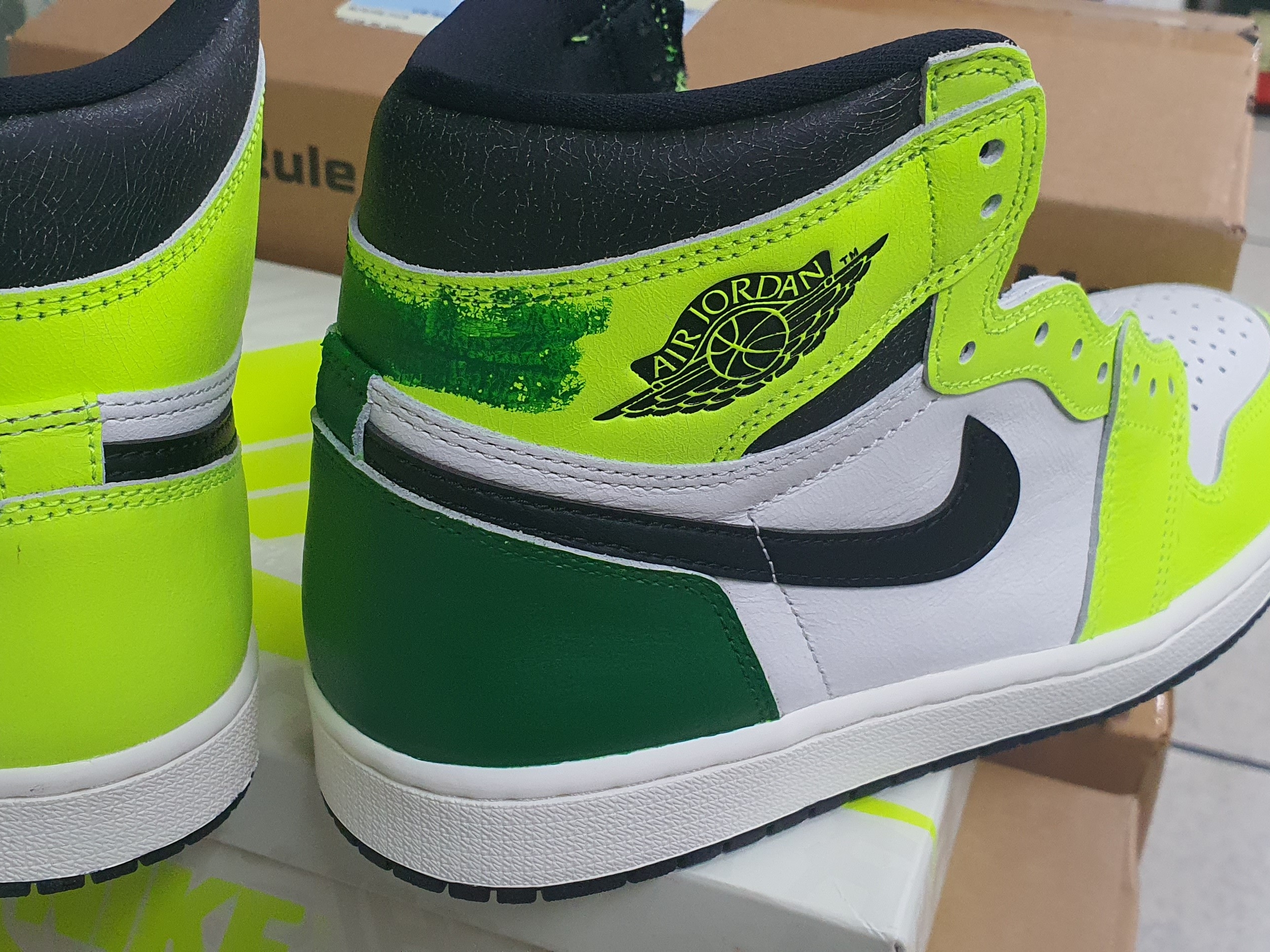 Jordan 1 Retro High OG Volt, Jordan 1 Retro High OG Black and Lucky Green 착용 스타일 - 2
