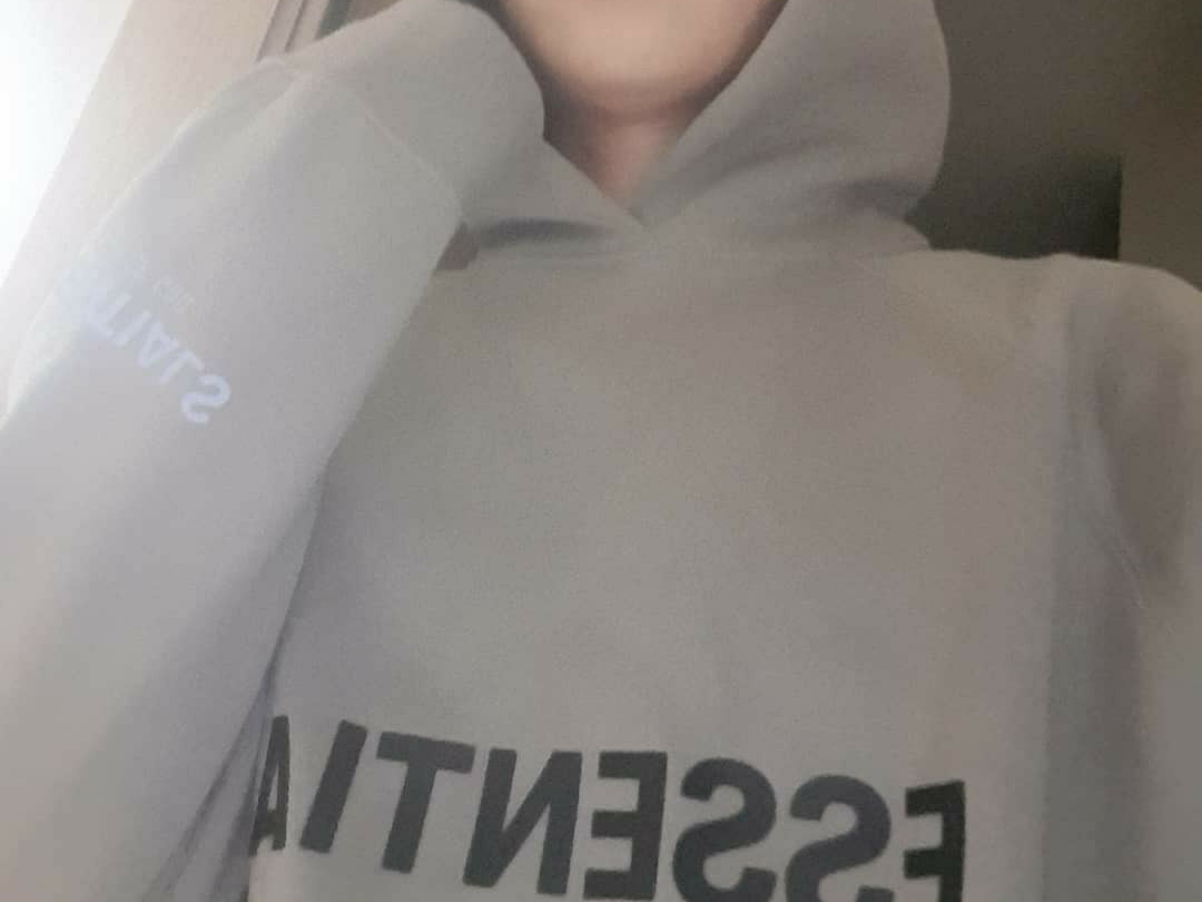 Essentials 3D Silicon Applique Pullover Hoodie Cement - 20FW 착용 스타일