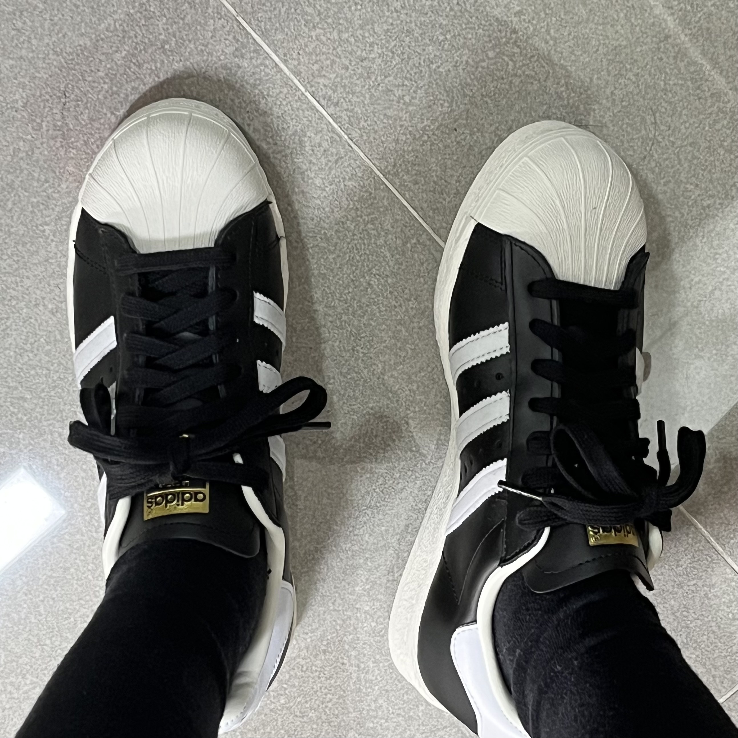 Adidas Superstar 82 FI Core Black 착용 스타일 - 2