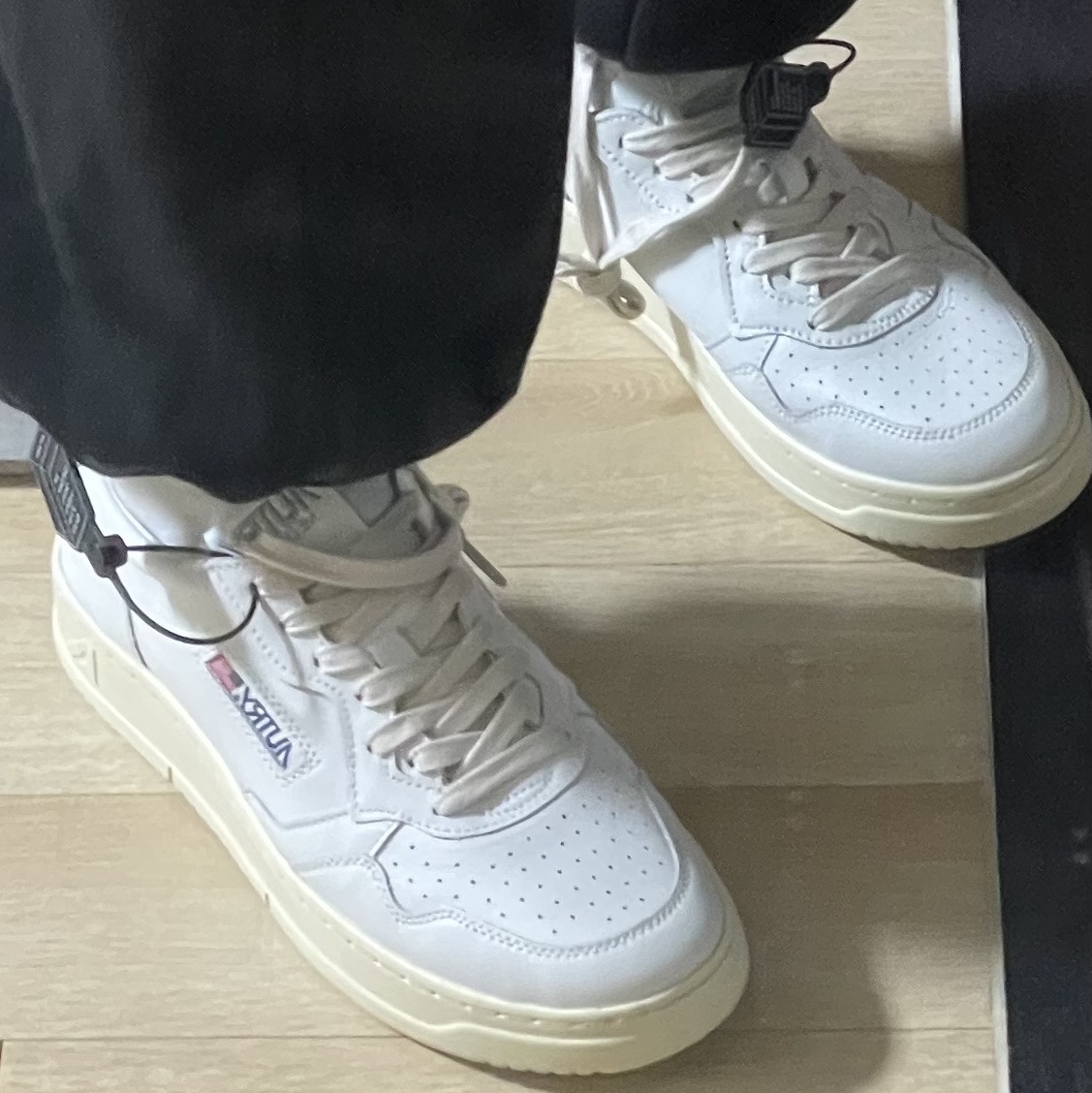 Autry Medalist Low Leather Sneakers White 착용 스타일
