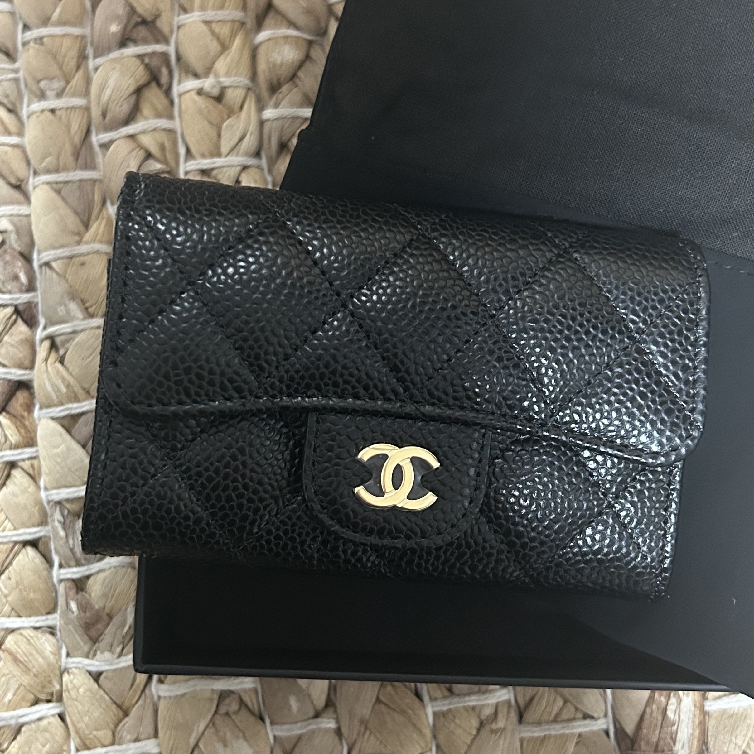 Chanel Classic Card Holder Grained Calfskin & Gold Black 착용 스타일