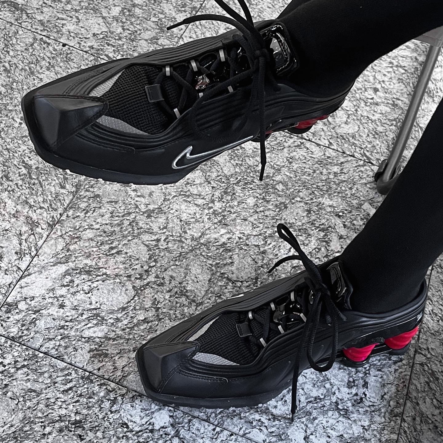 Nike x Martine Rose Shox MR4 Black 착용 스타일 - 3