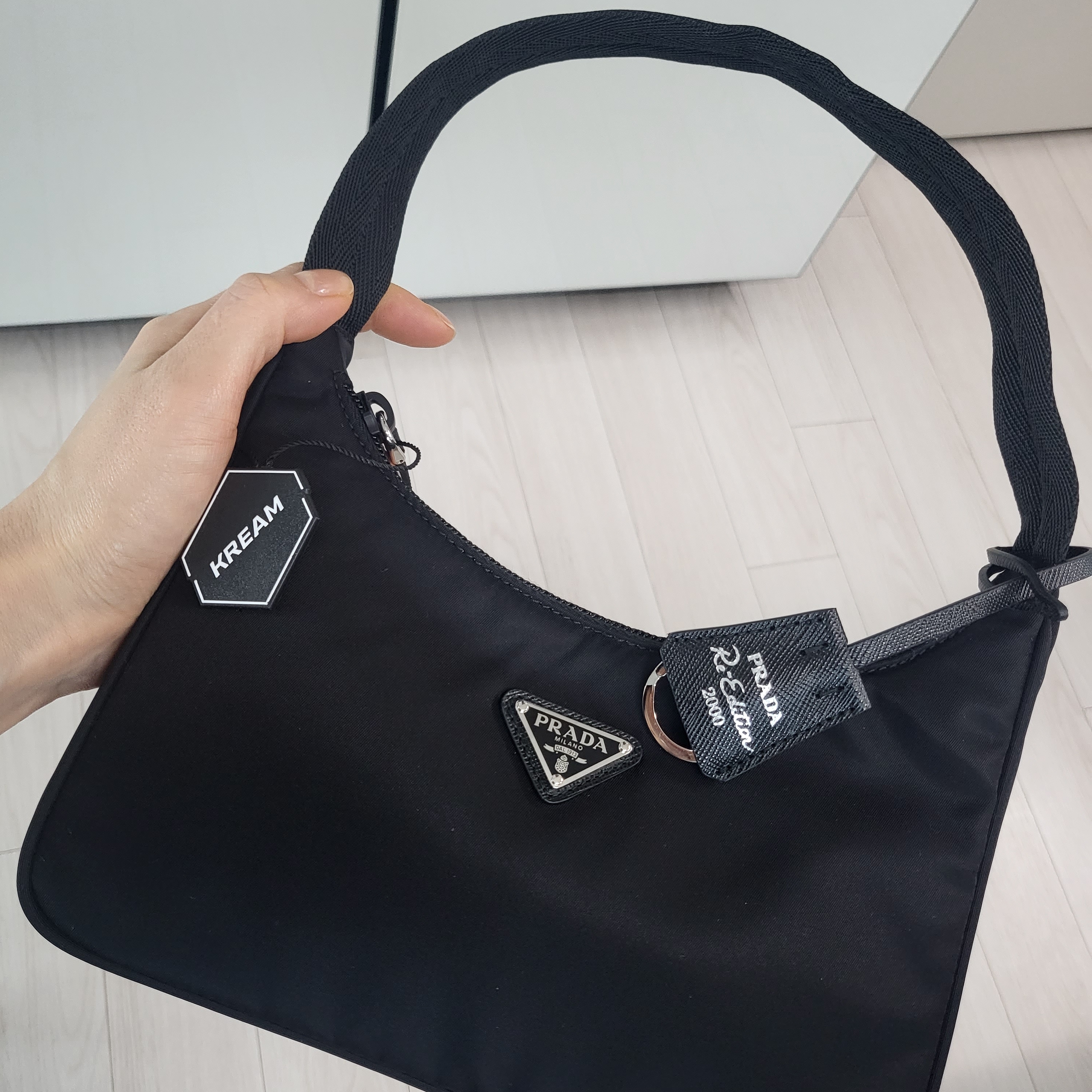 Prada Re-Edition 2000 Re-Nylon Mini Shoulder Bag Black 착용 스타일