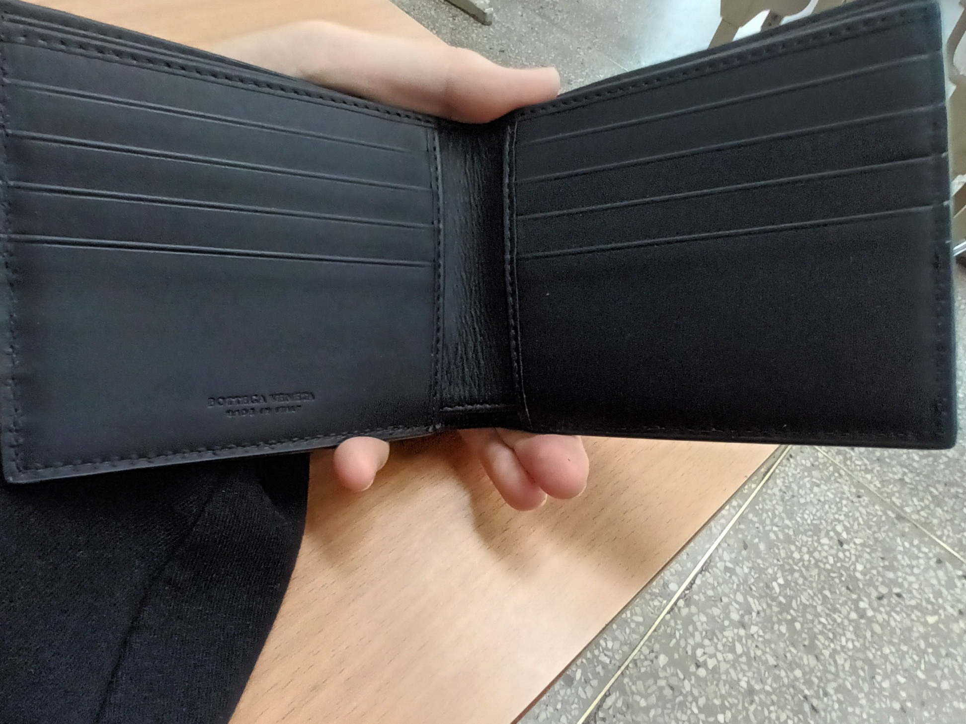 Bottega Veneta Bi-Fold Wallet Black 착용 스타일 - 2
